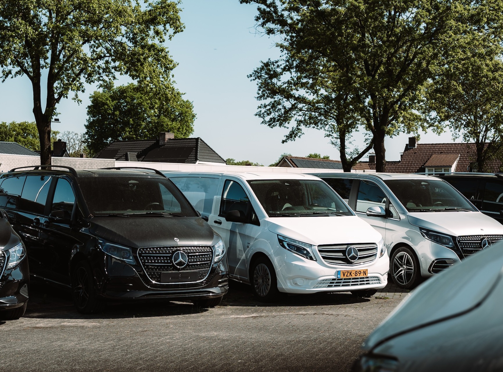 BW Rijkers dubbele cabine bedrijfsautos zwart en wit