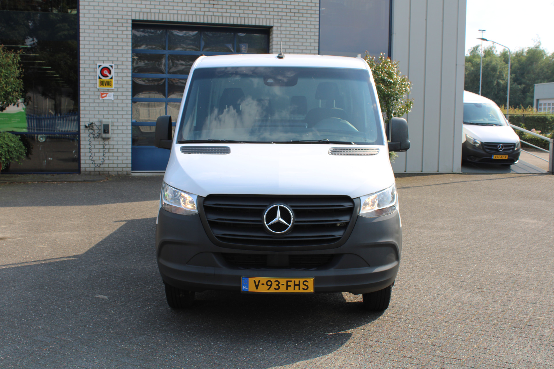 39322759-2.jpg