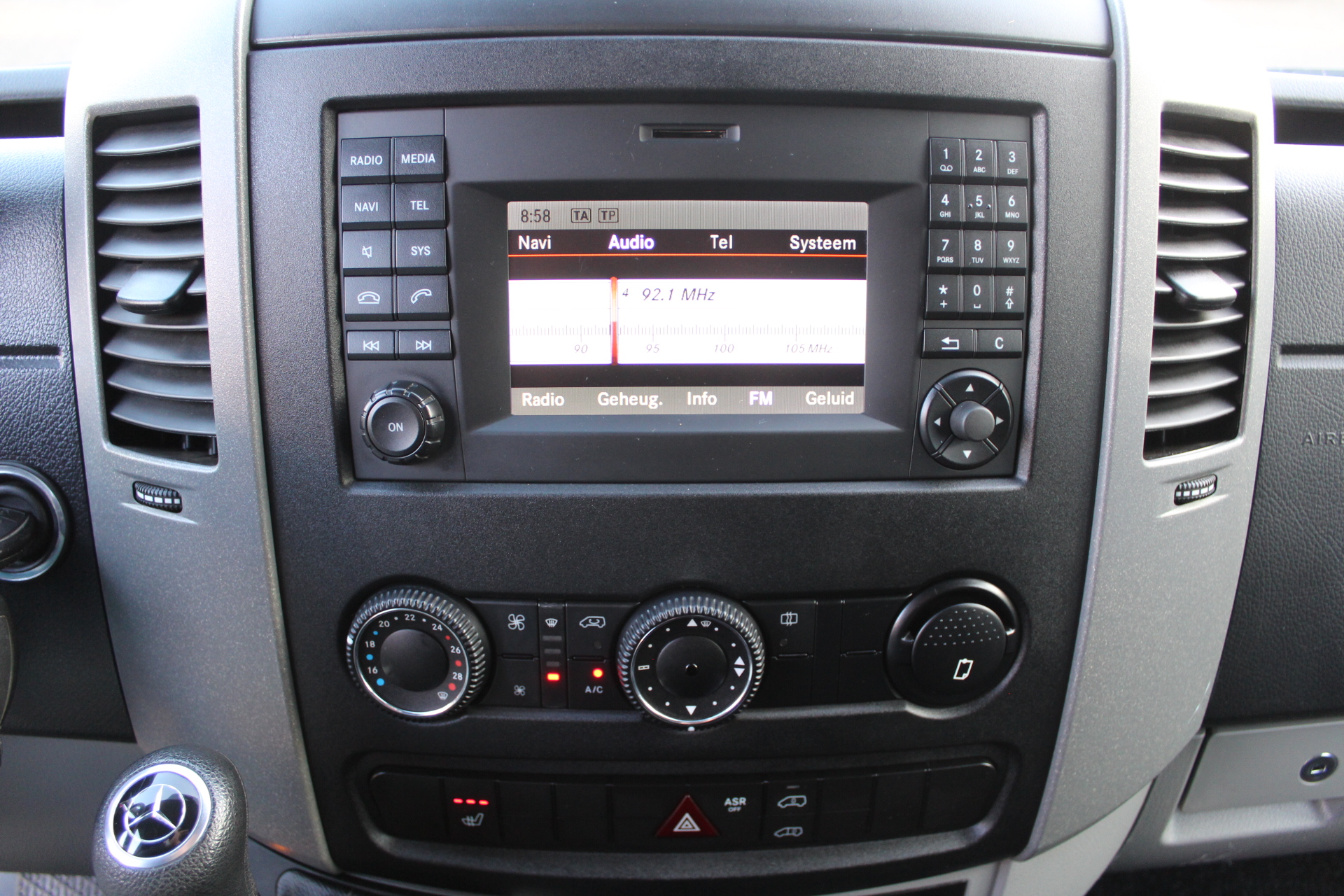 41008851-4.jpg