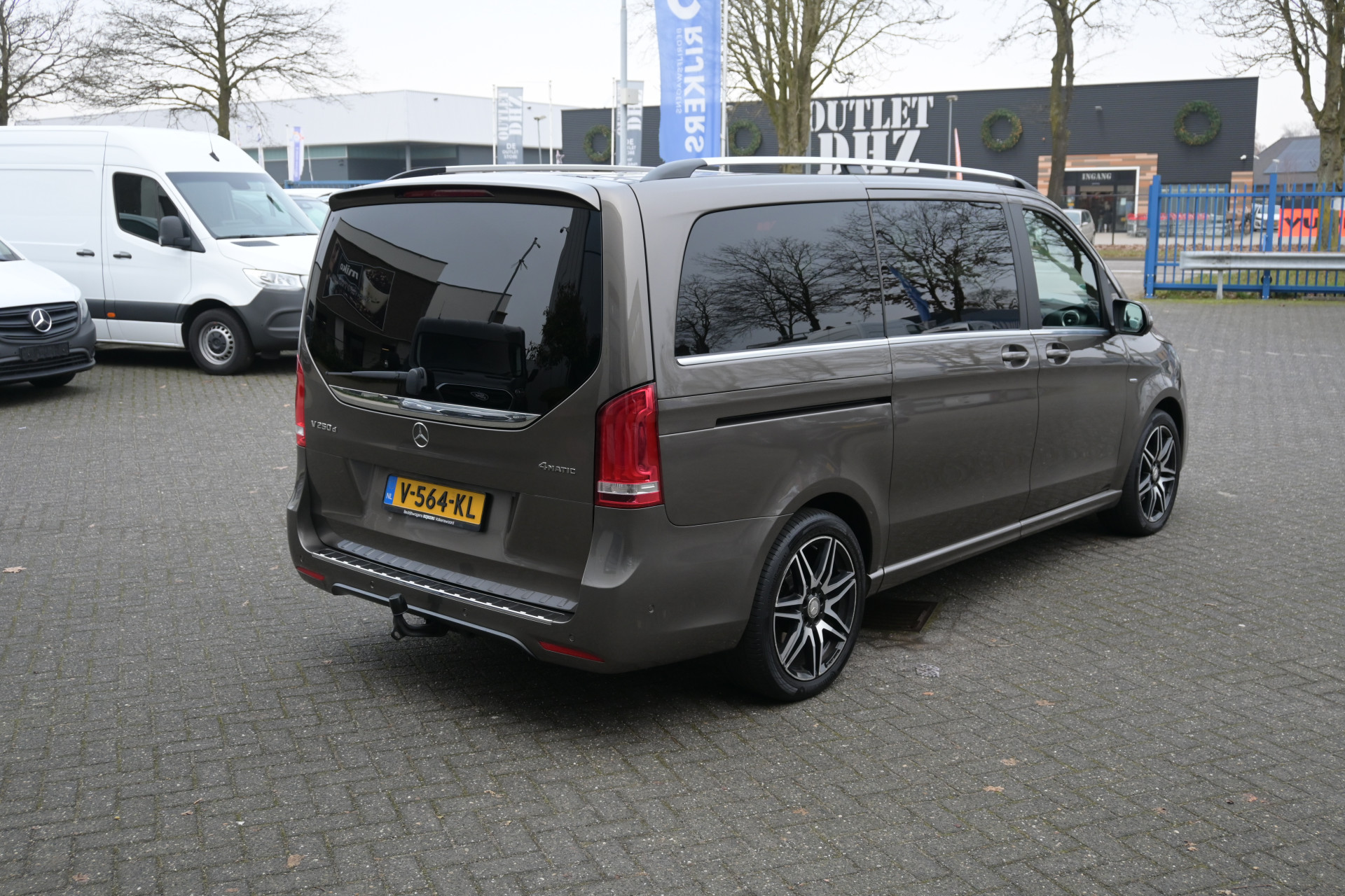 41857001-2.jpg