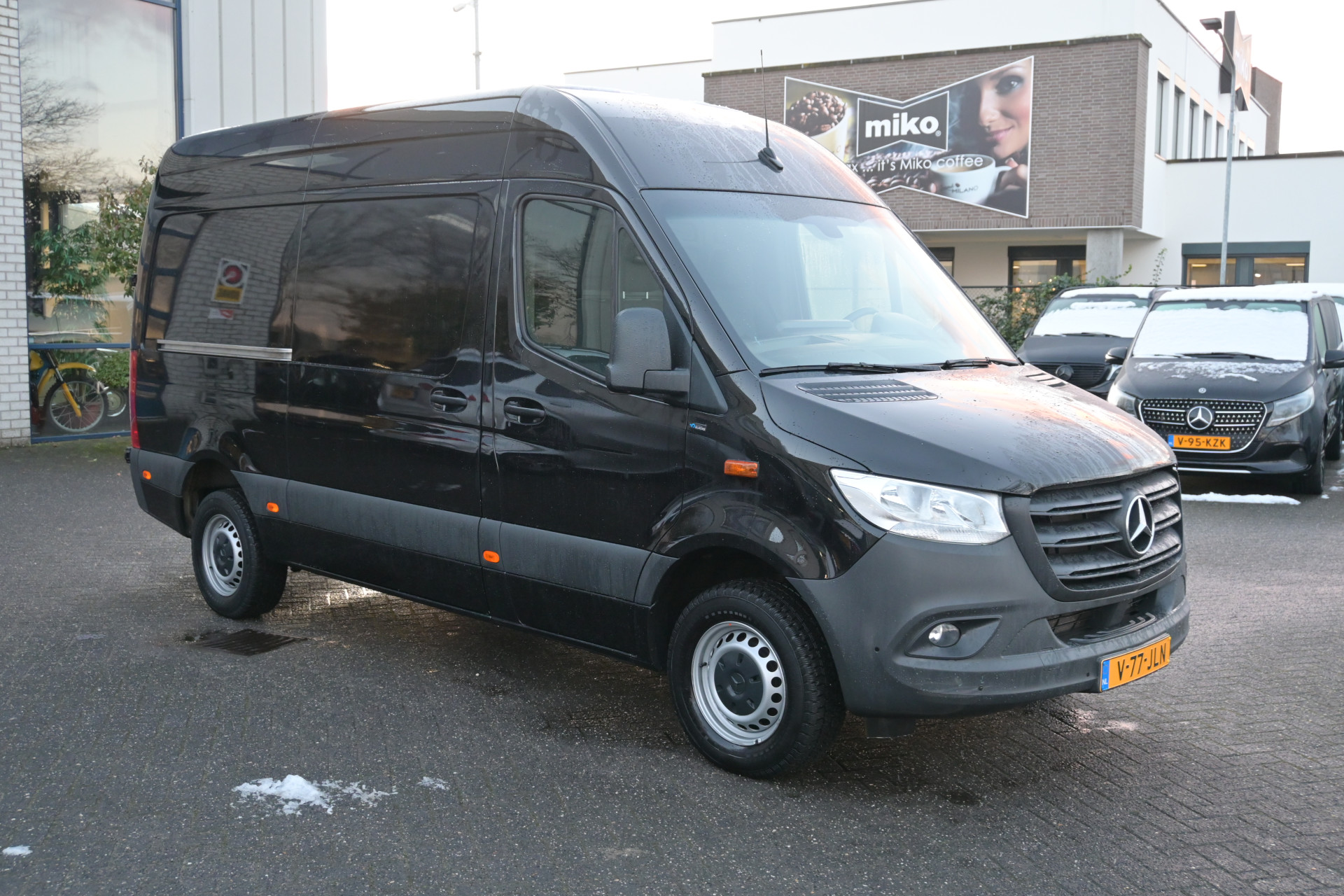 42291366-2.jpg
