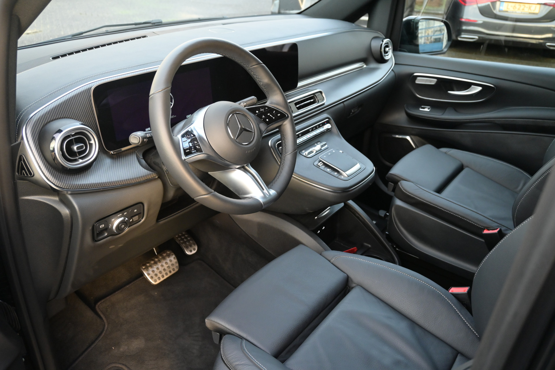 42747302-4.jpg