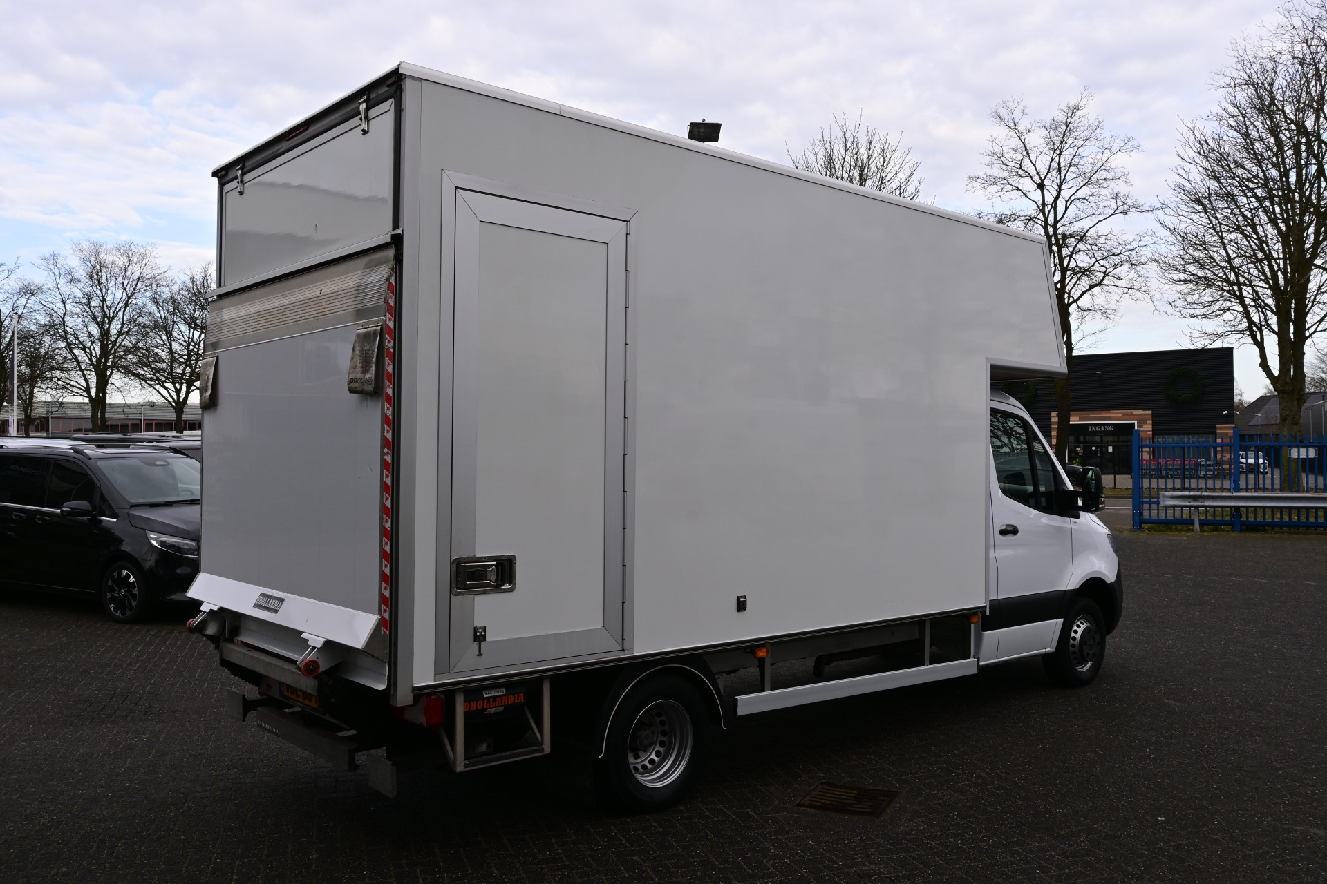 42988091-3.jpg