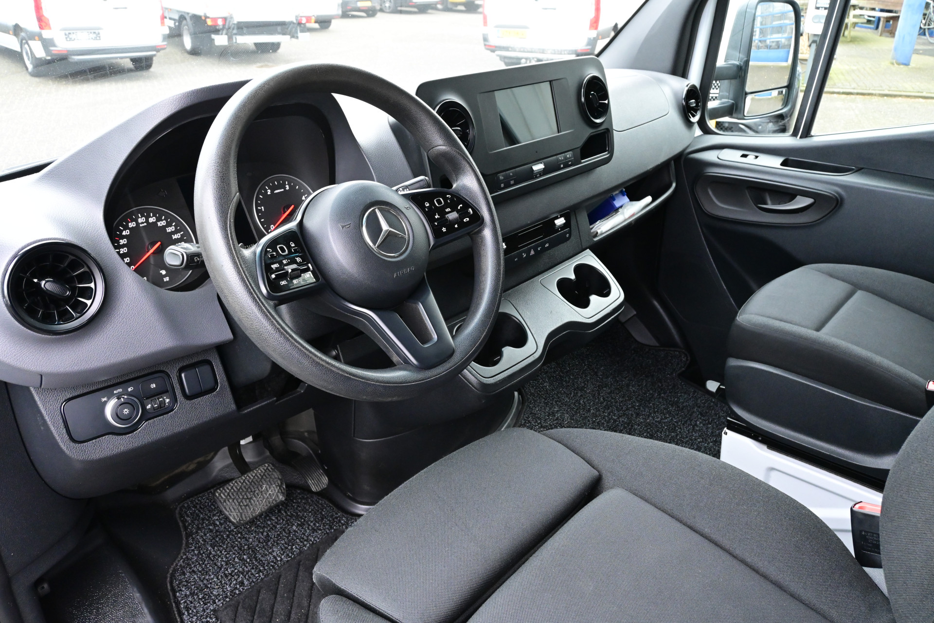 42988091-4.jpg