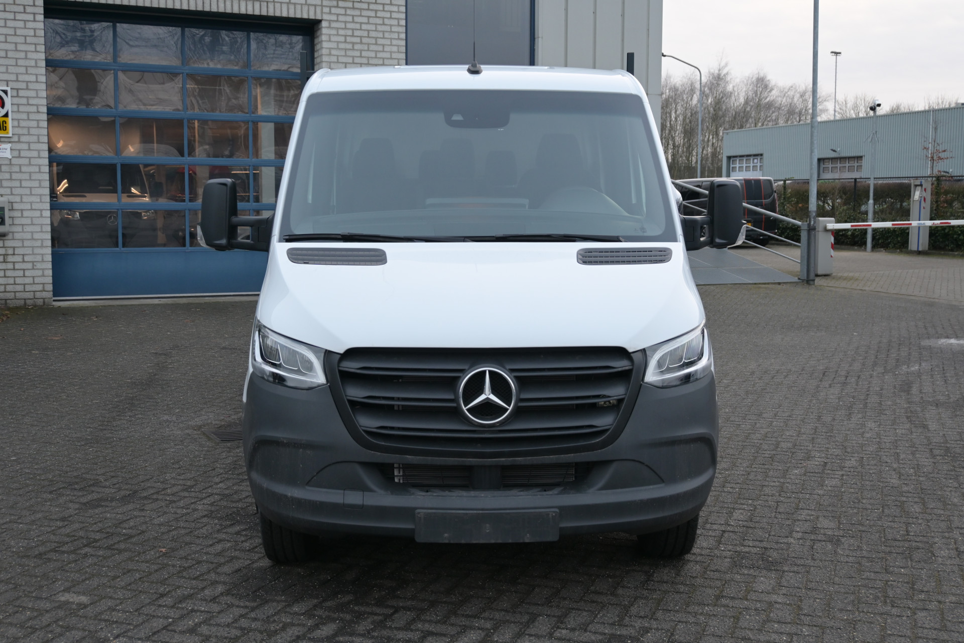 43058594-1.jpg