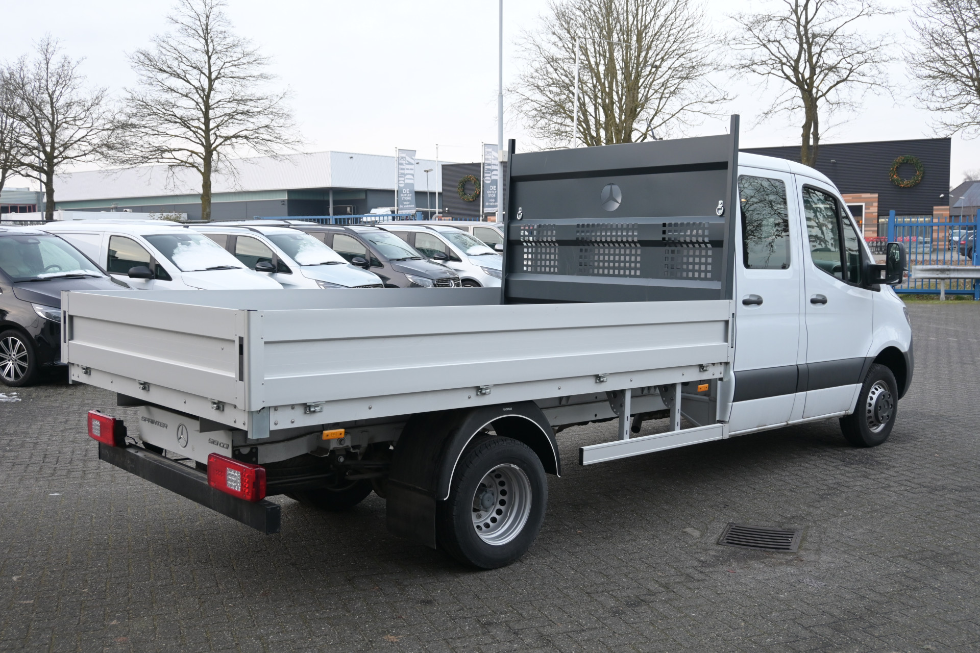 43058594-2.jpg