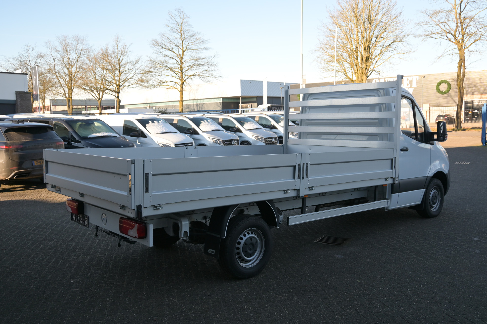 43114660-2.jpg