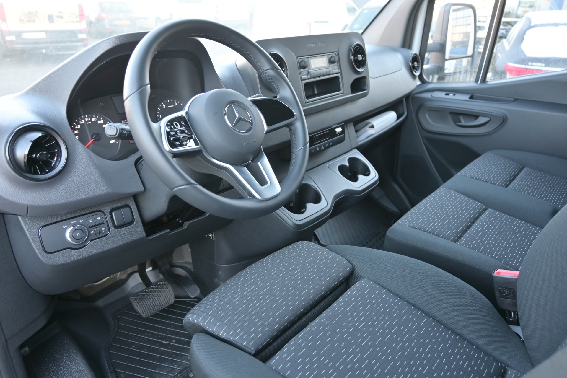 43114660-3.jpg