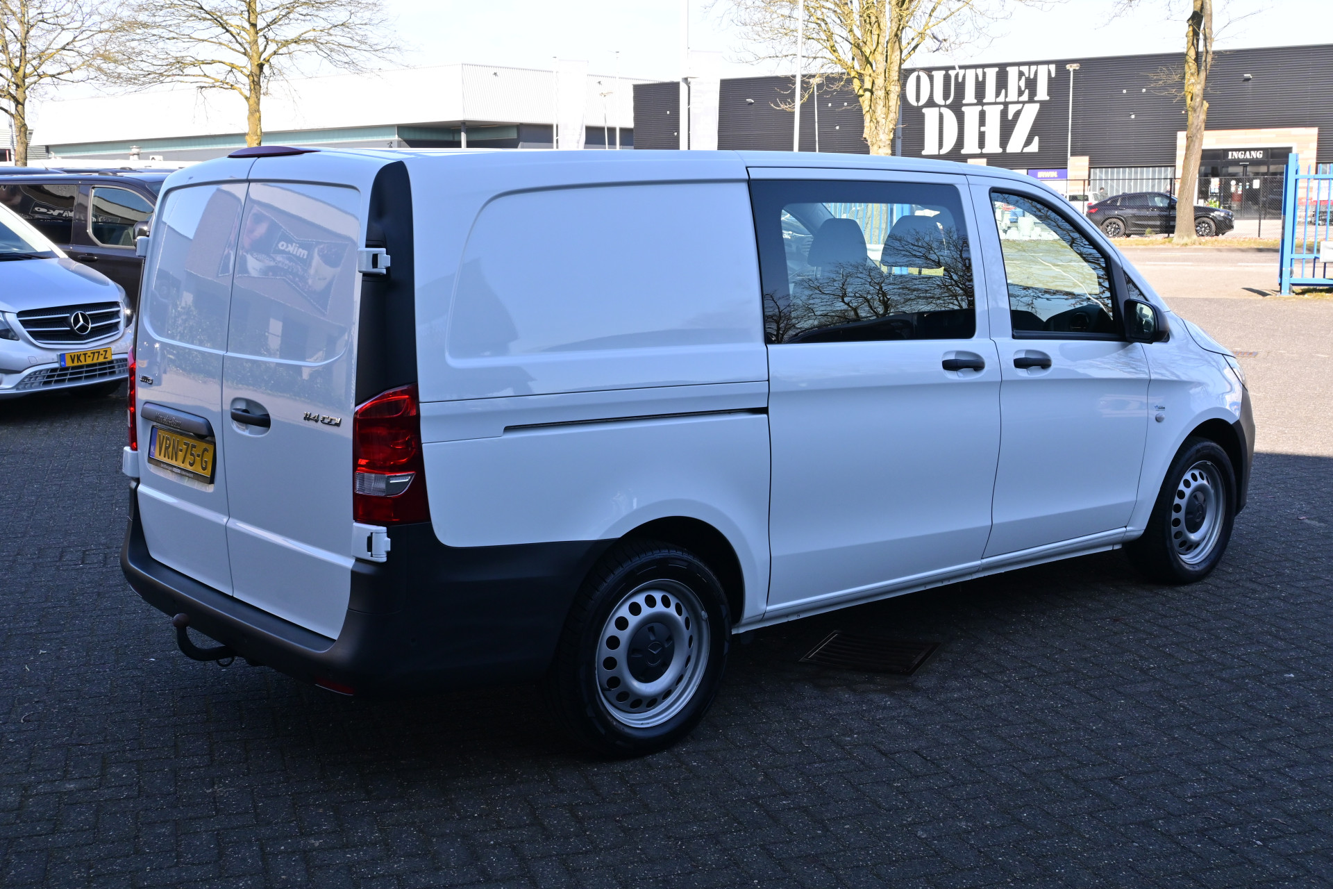 43352855-2.jpg