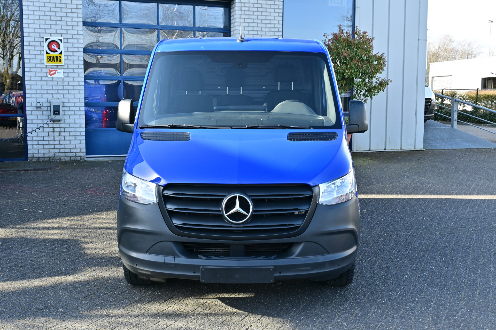 43678424-1.jpg