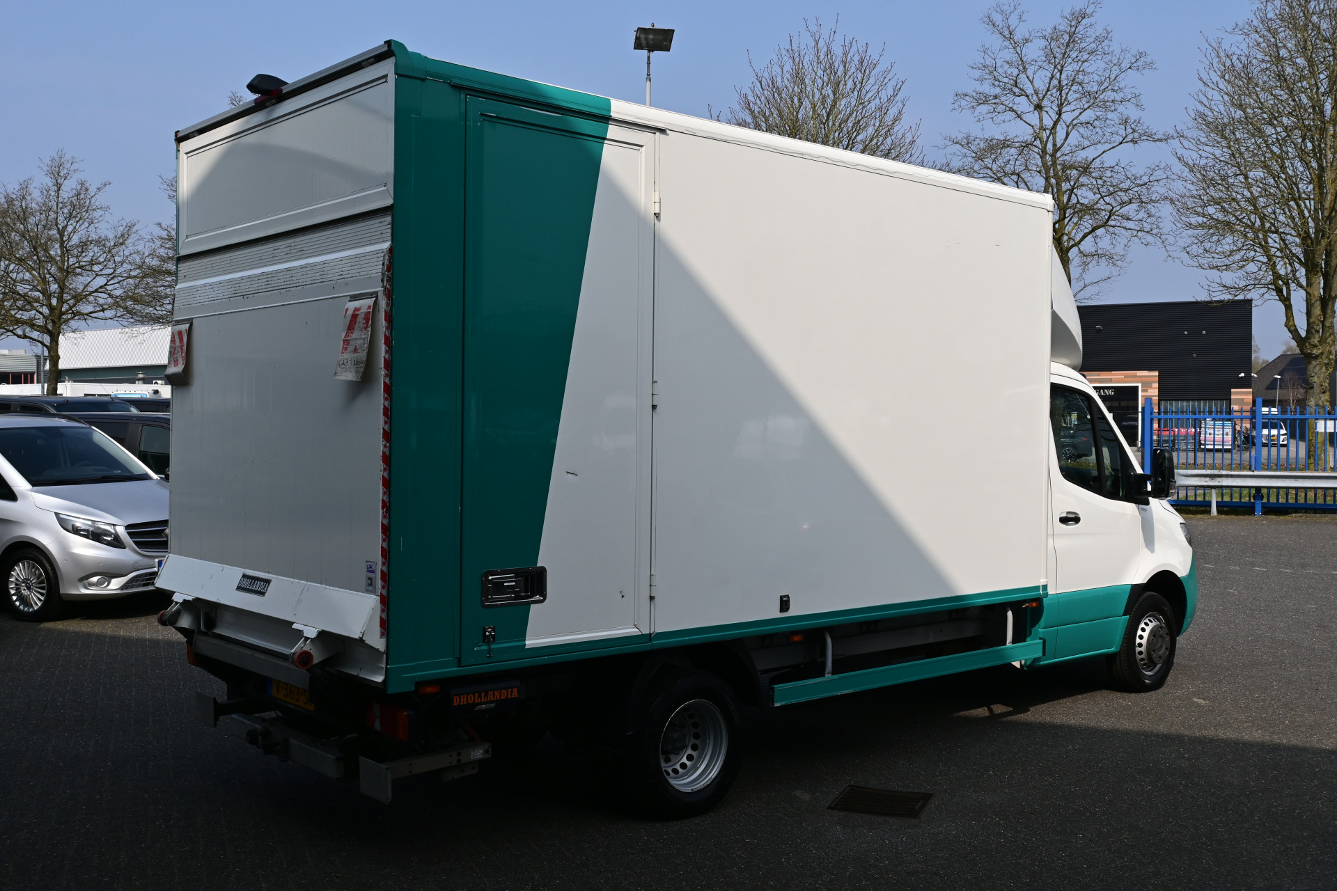 43738829-3.jpg