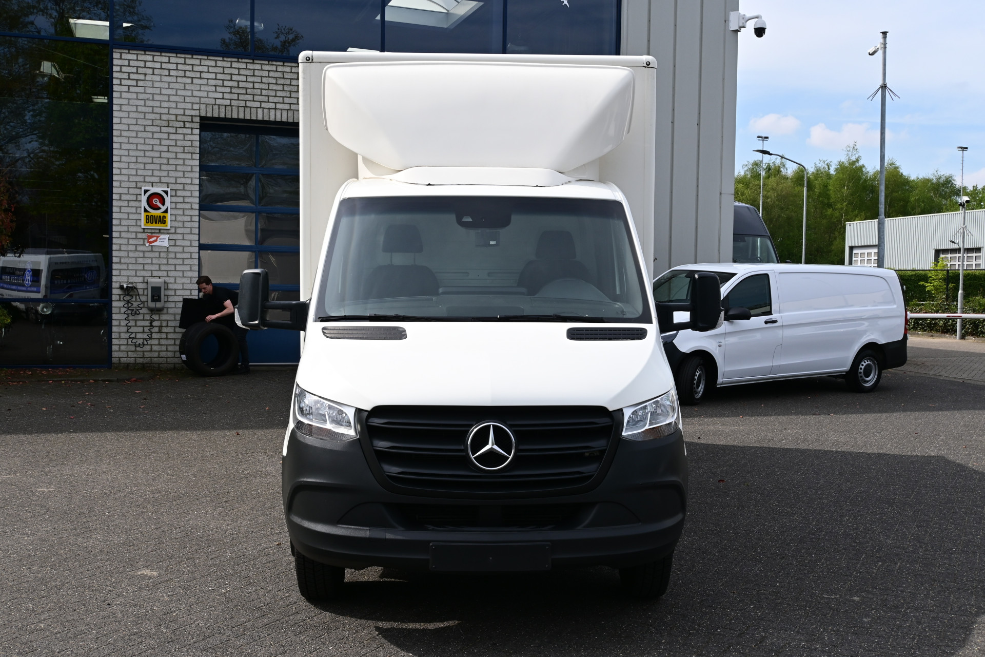44393449-1.jpg