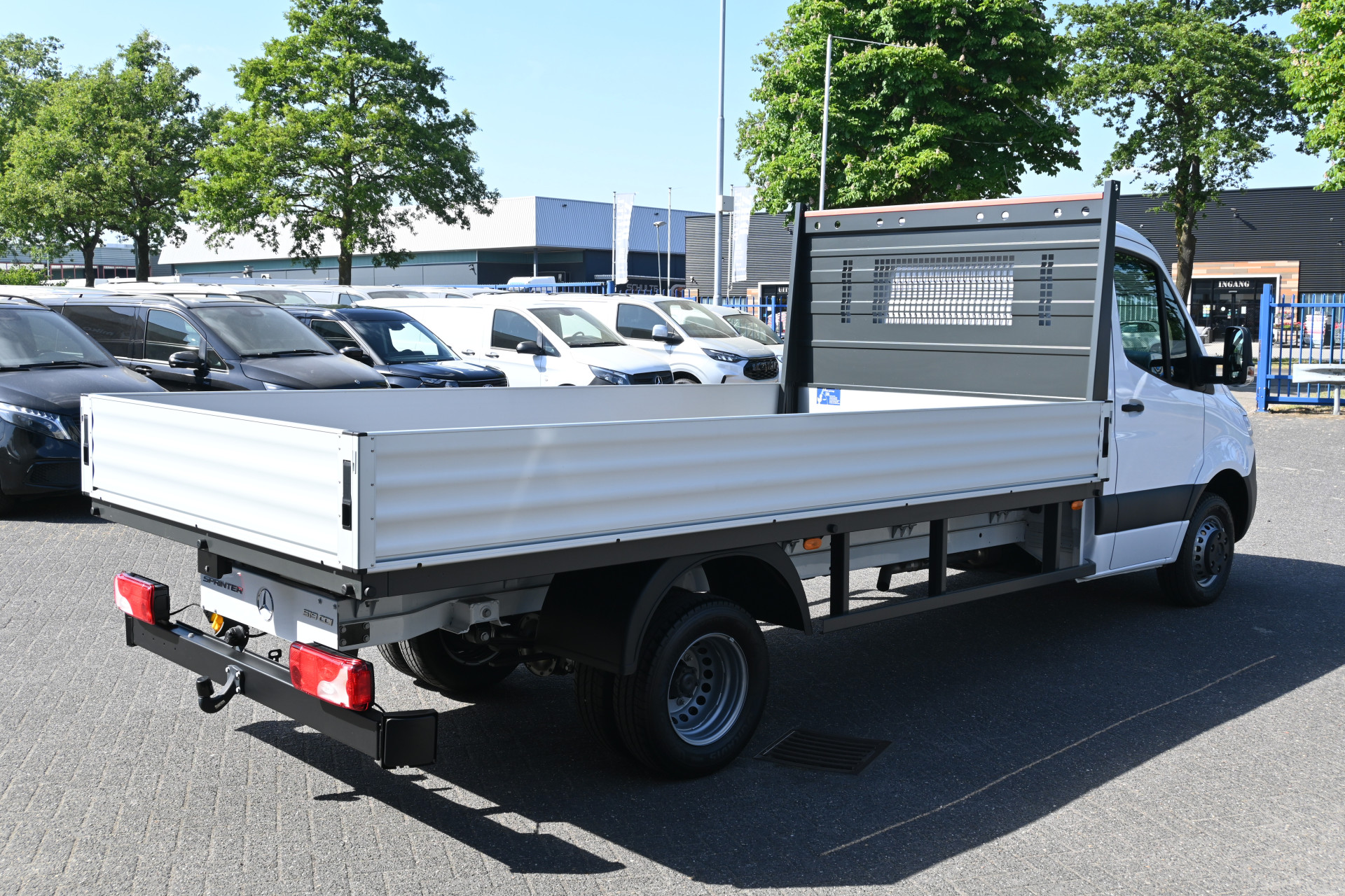 45032577-2.jpg