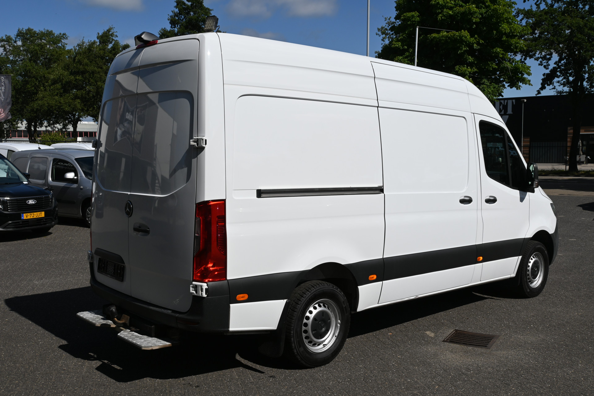 46048515-2.jpg