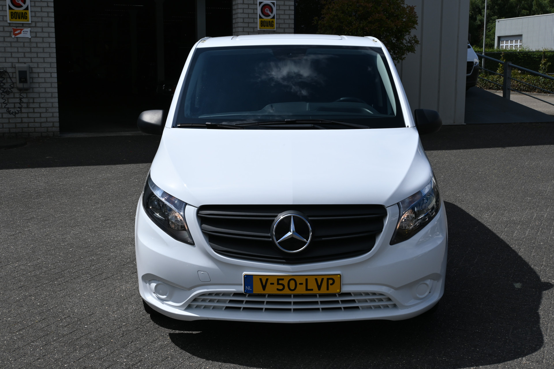 46048914-2.jpg