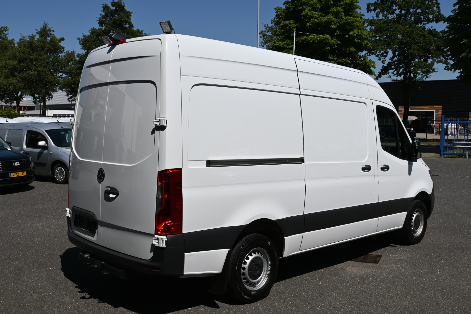 46073878-2.jpg