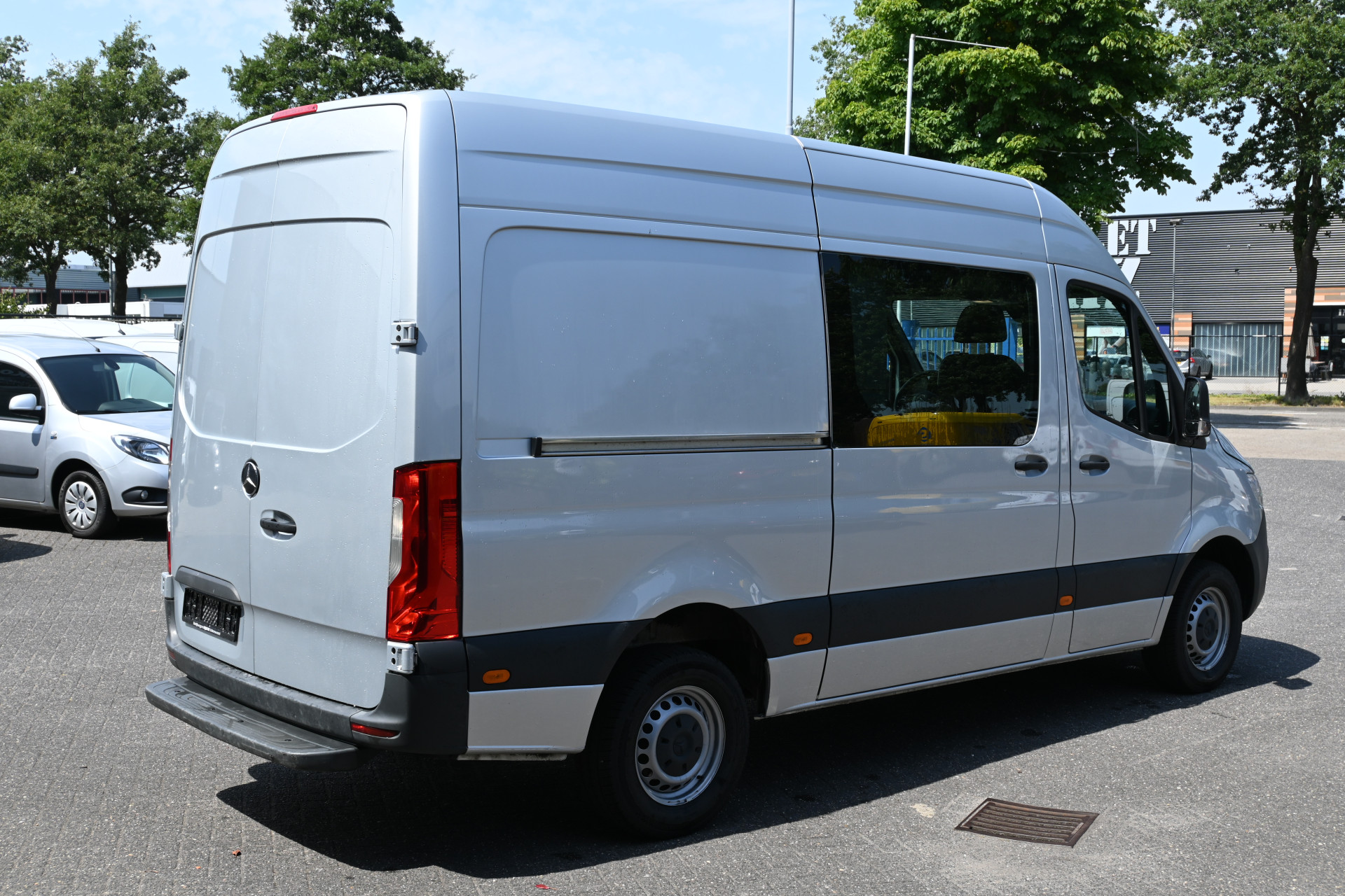 46108125-2.jpg