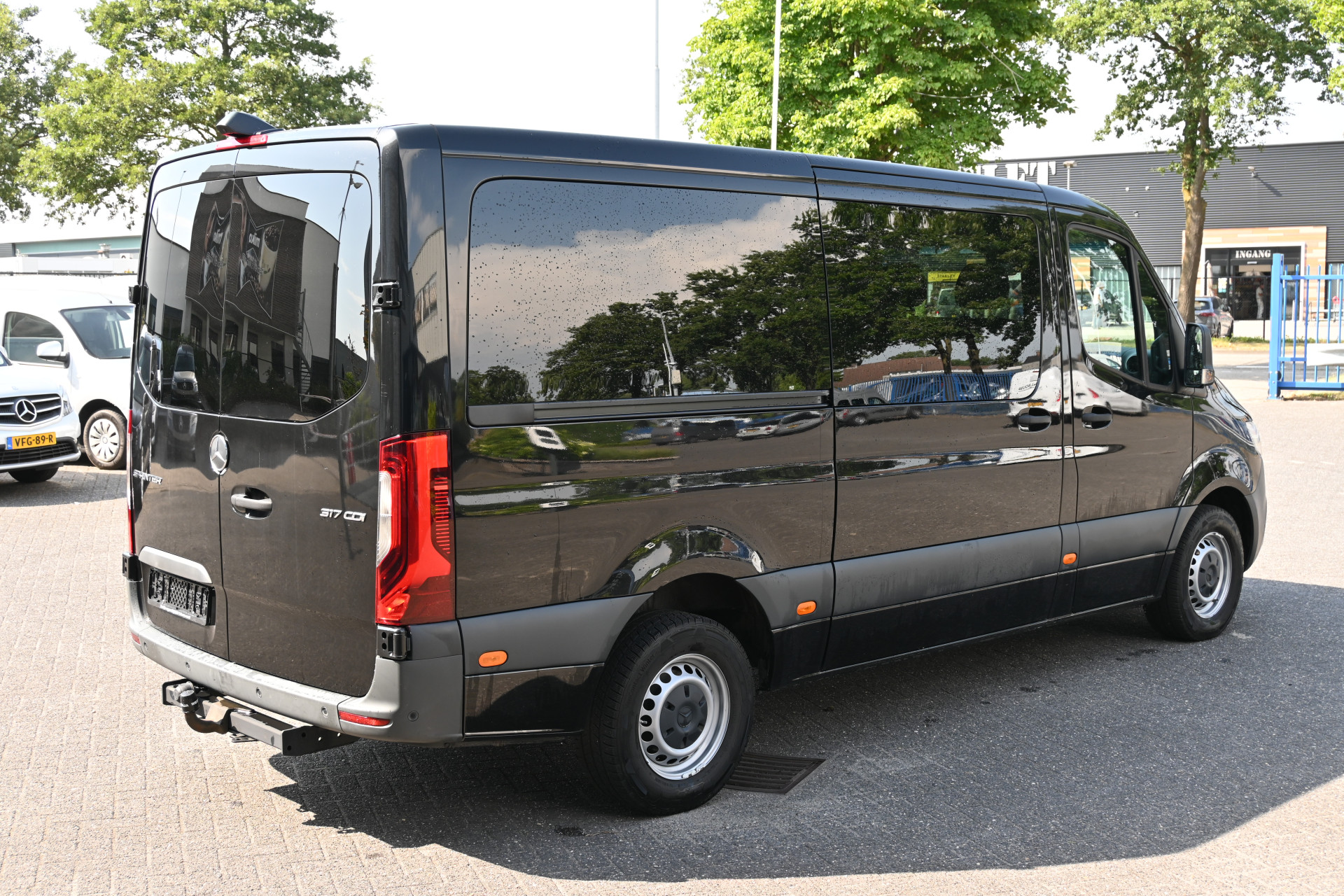 46108130-2.jpg