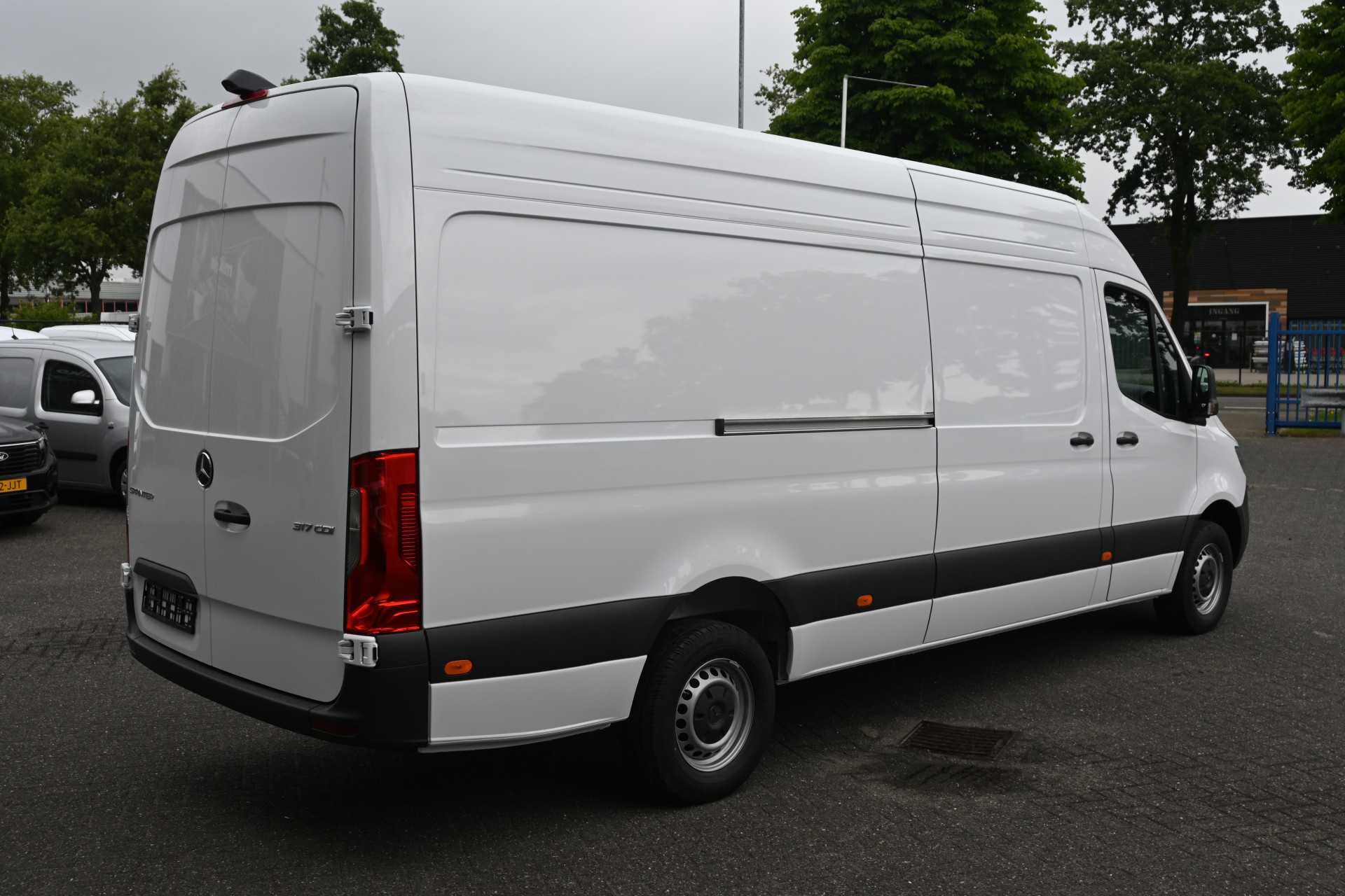 46135930-2.jpg