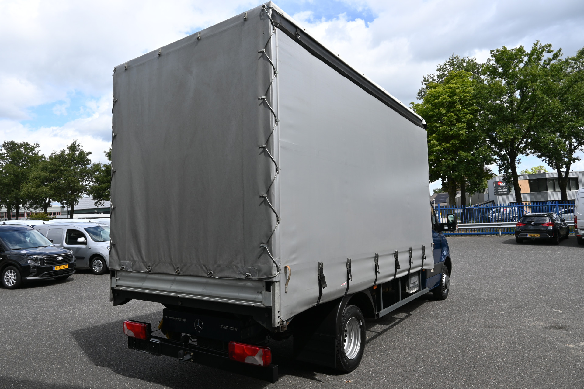 46530735-2.jpg