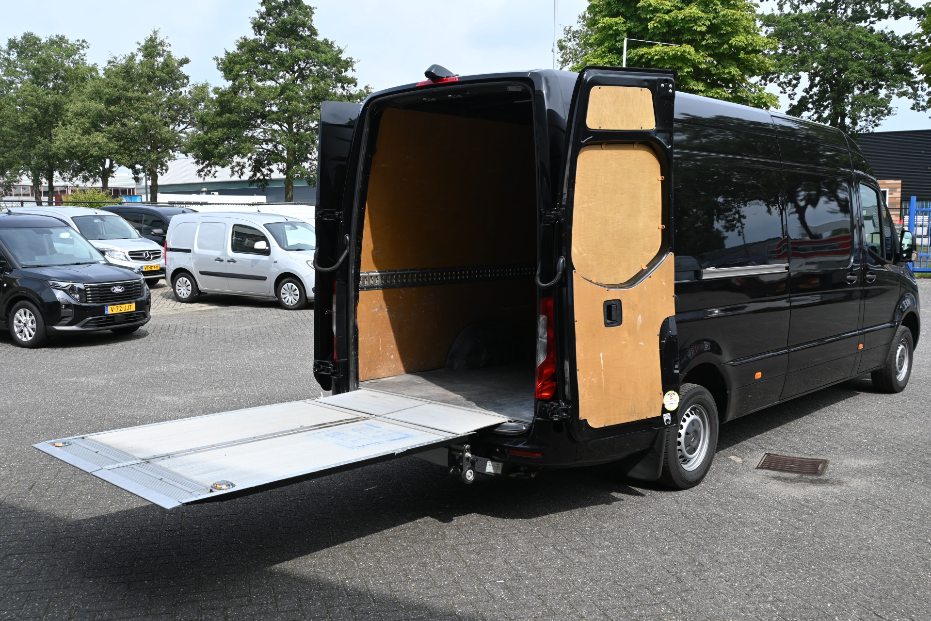46738092-4.jpg
