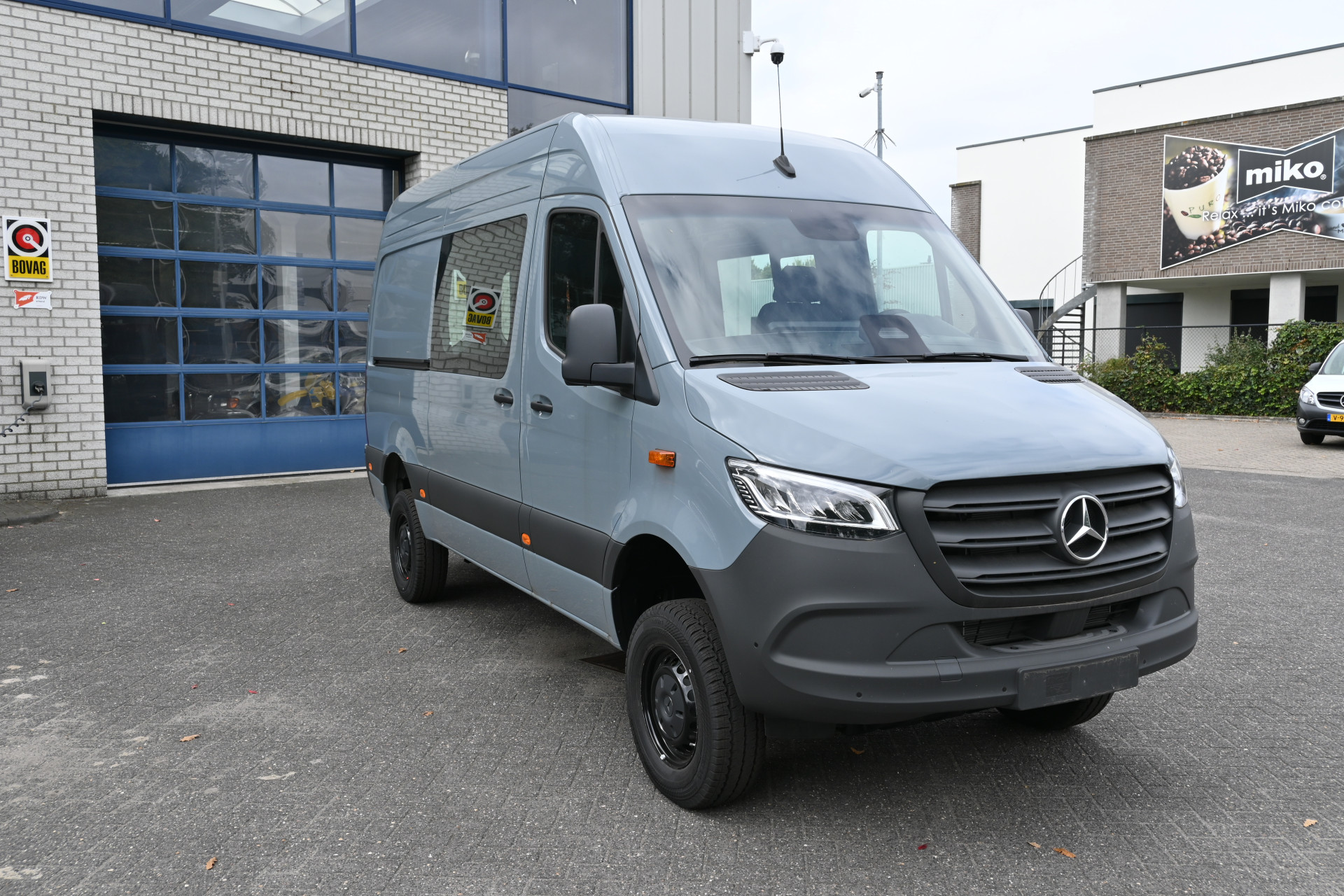 47017843-1.jpg