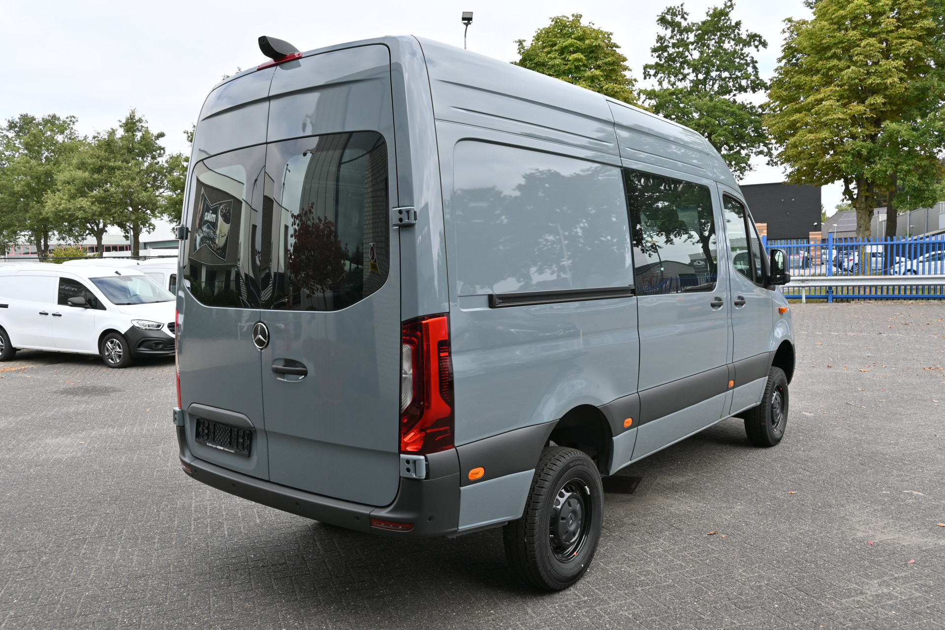 47017843-3.jpg