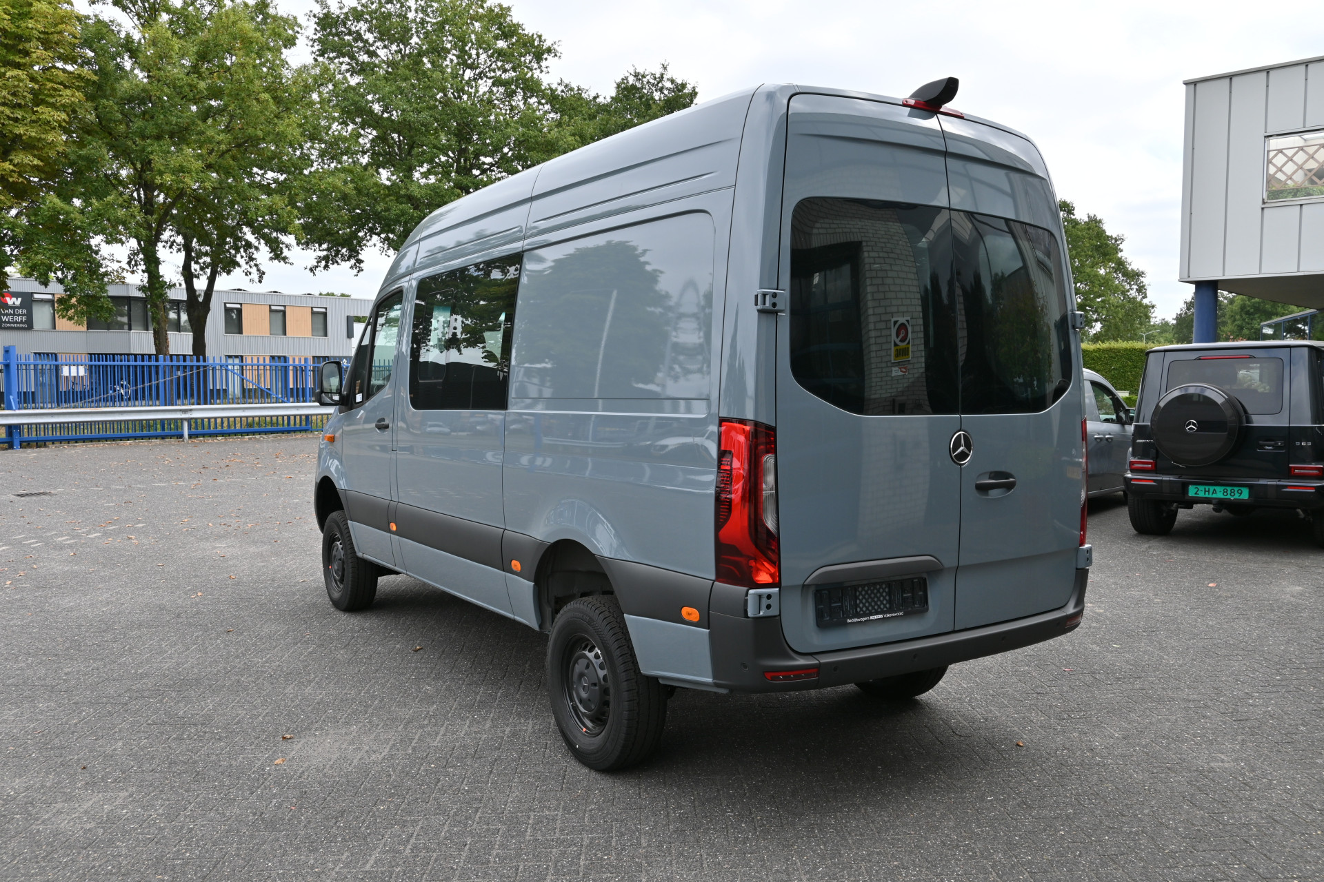 47017843-4.jpg