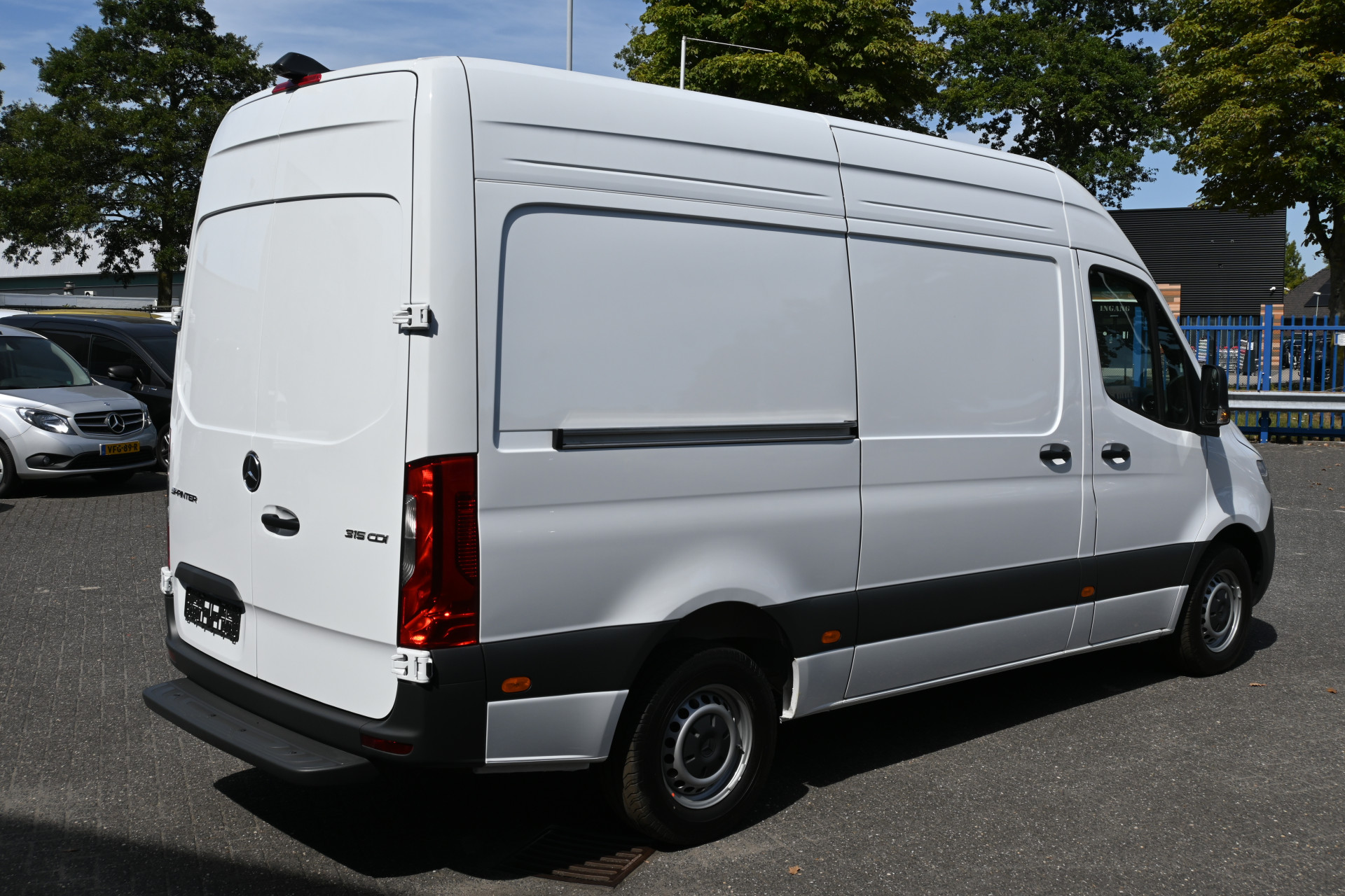 47075119-2.jpg