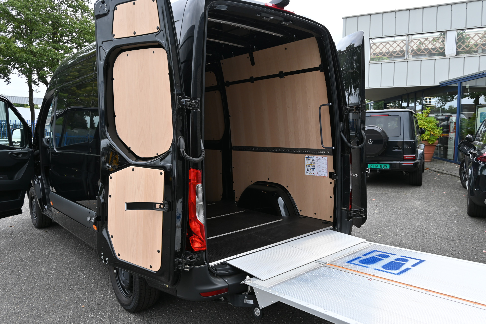 47095447-2.jpg