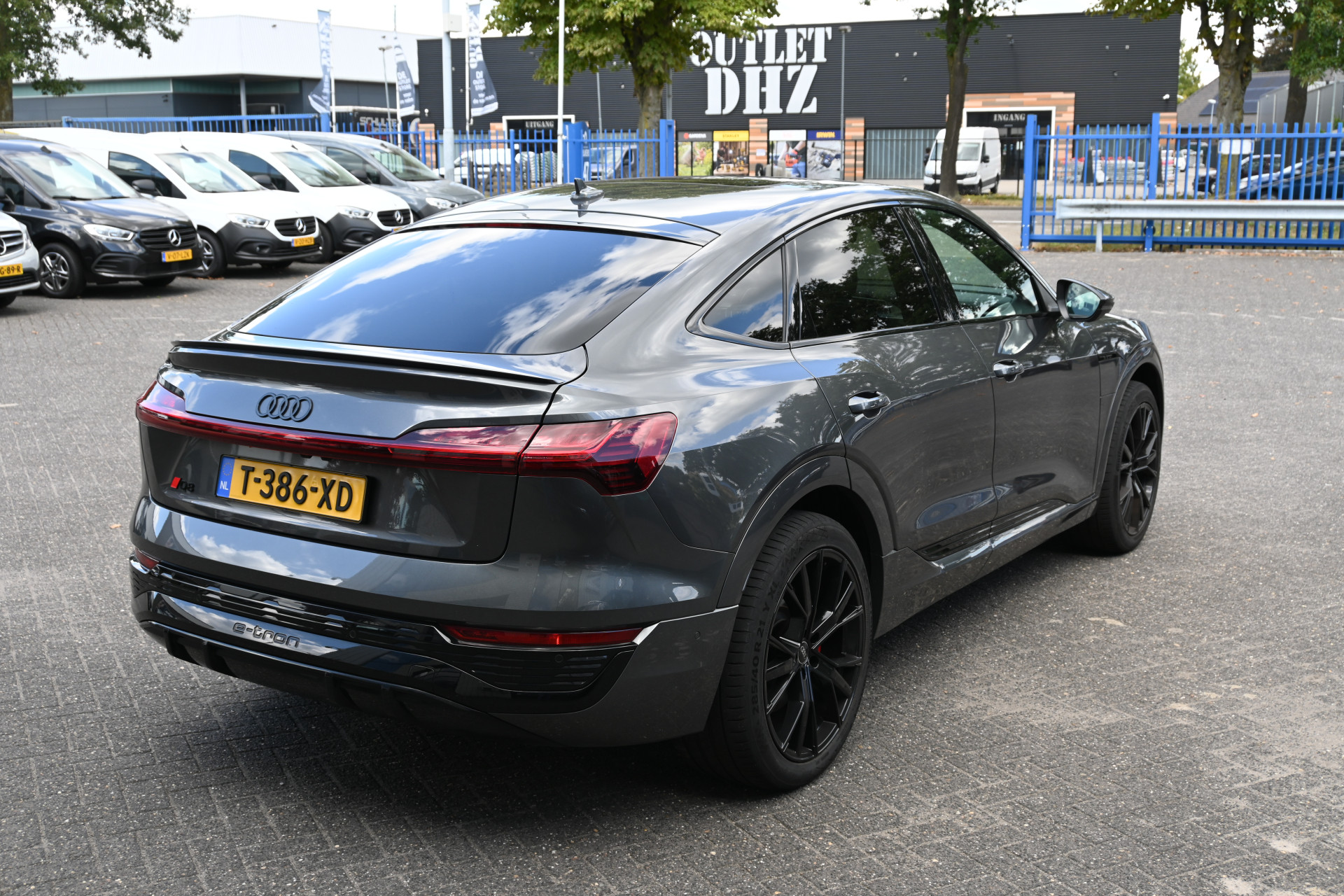 47118173-2.jpg