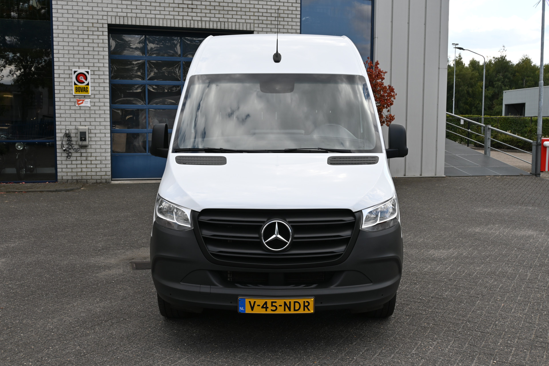 47120209-1.jpg