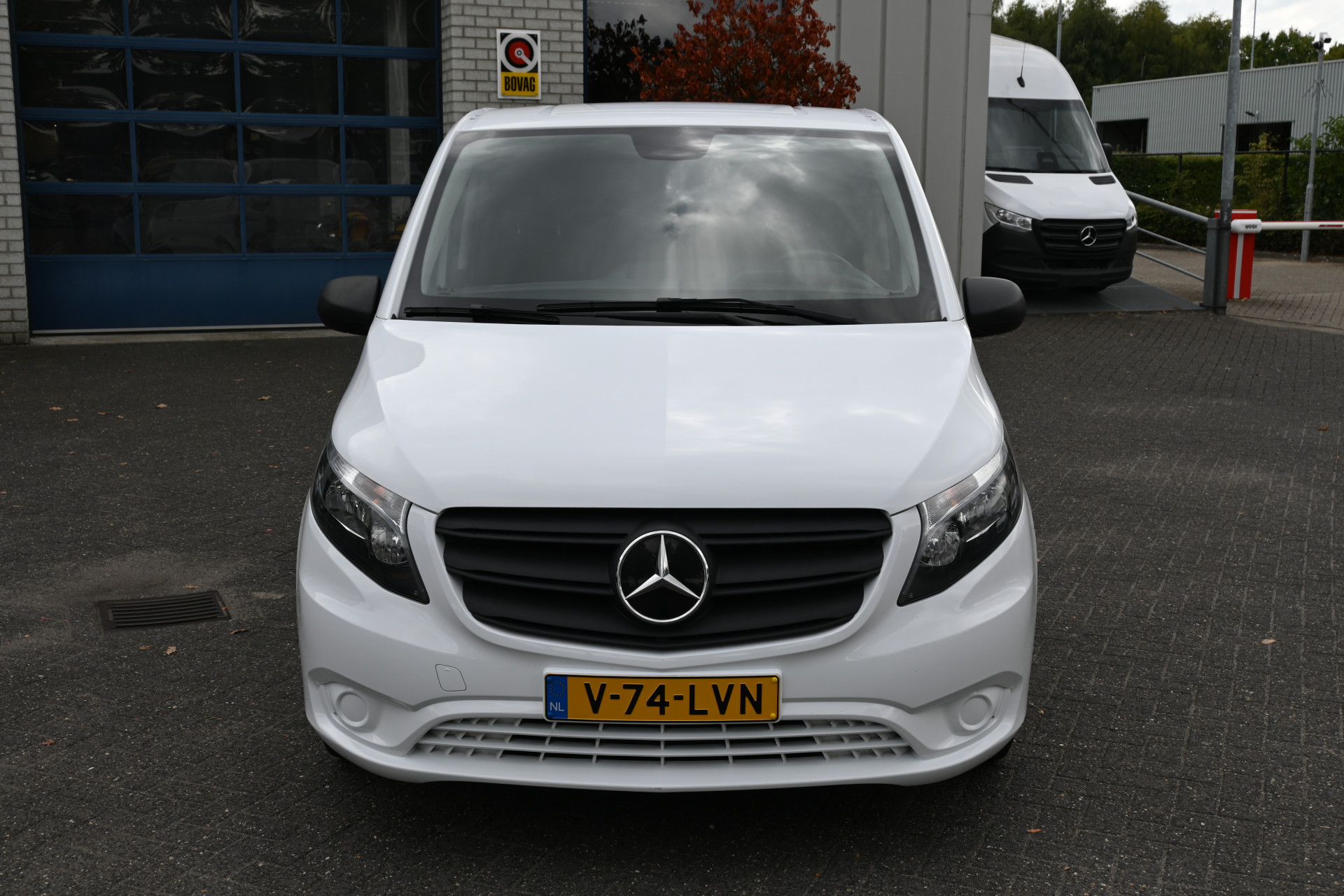 47233310-1.jpg