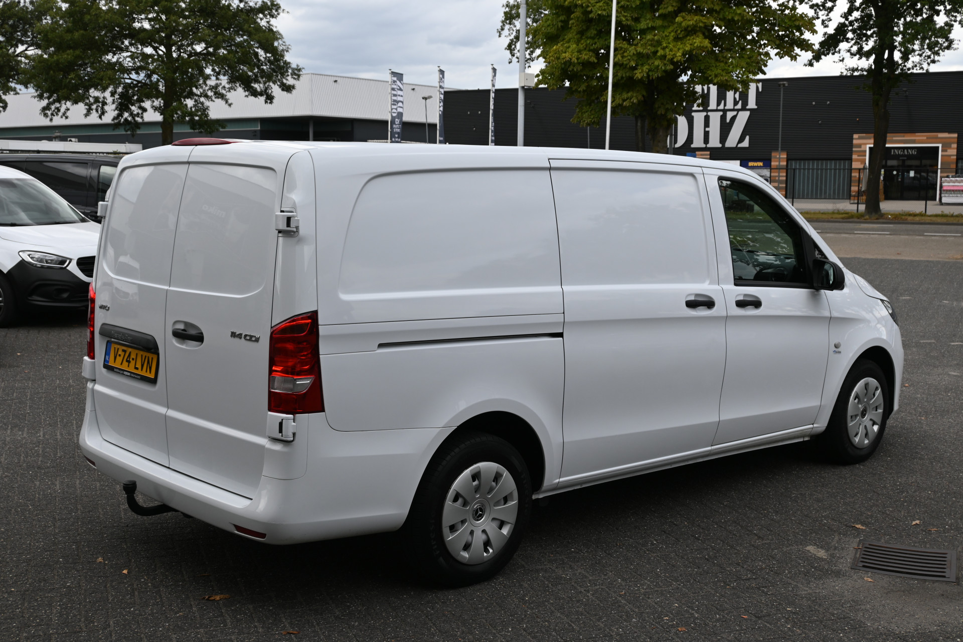 47233310-3.jpg