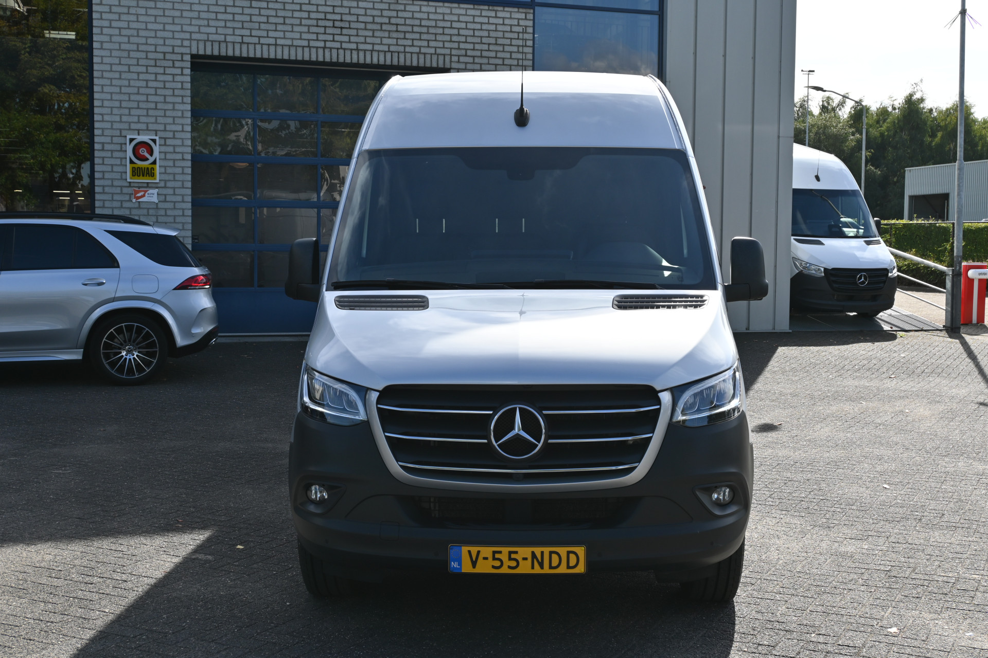 47553083-1.jpg