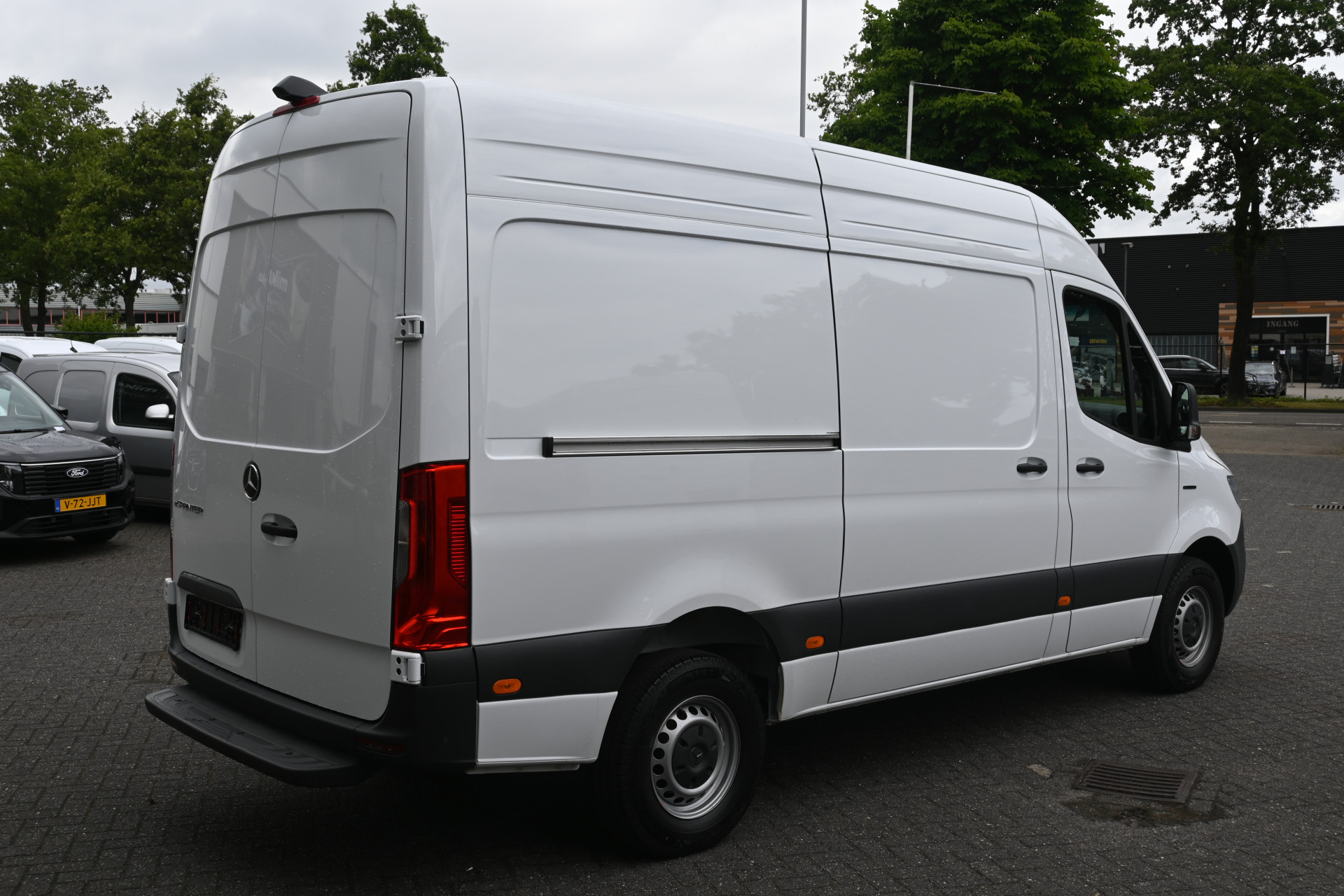 47564288-4.jpg