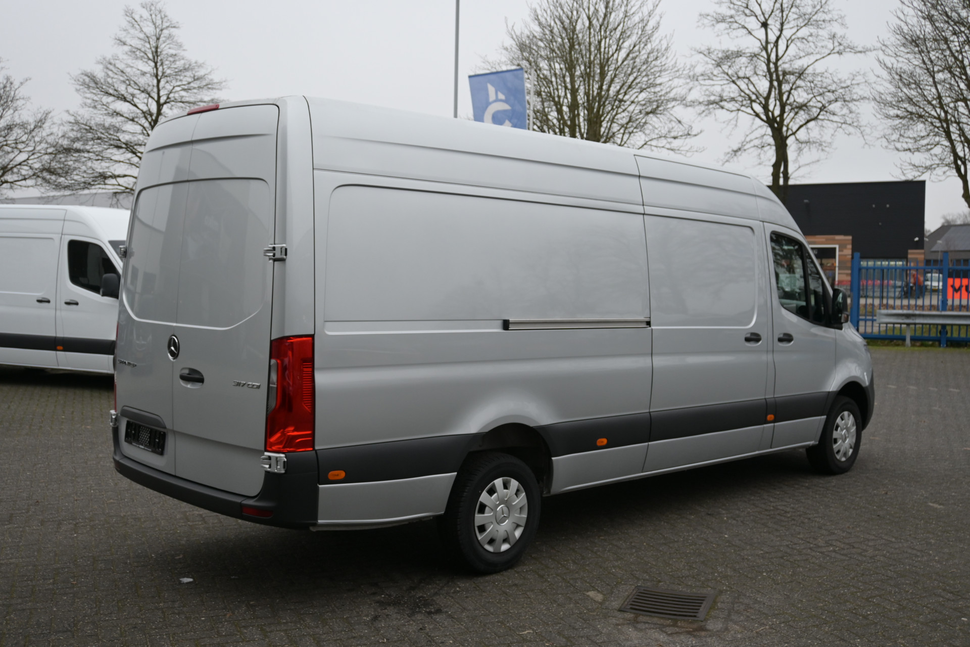 47587430-2.jpg