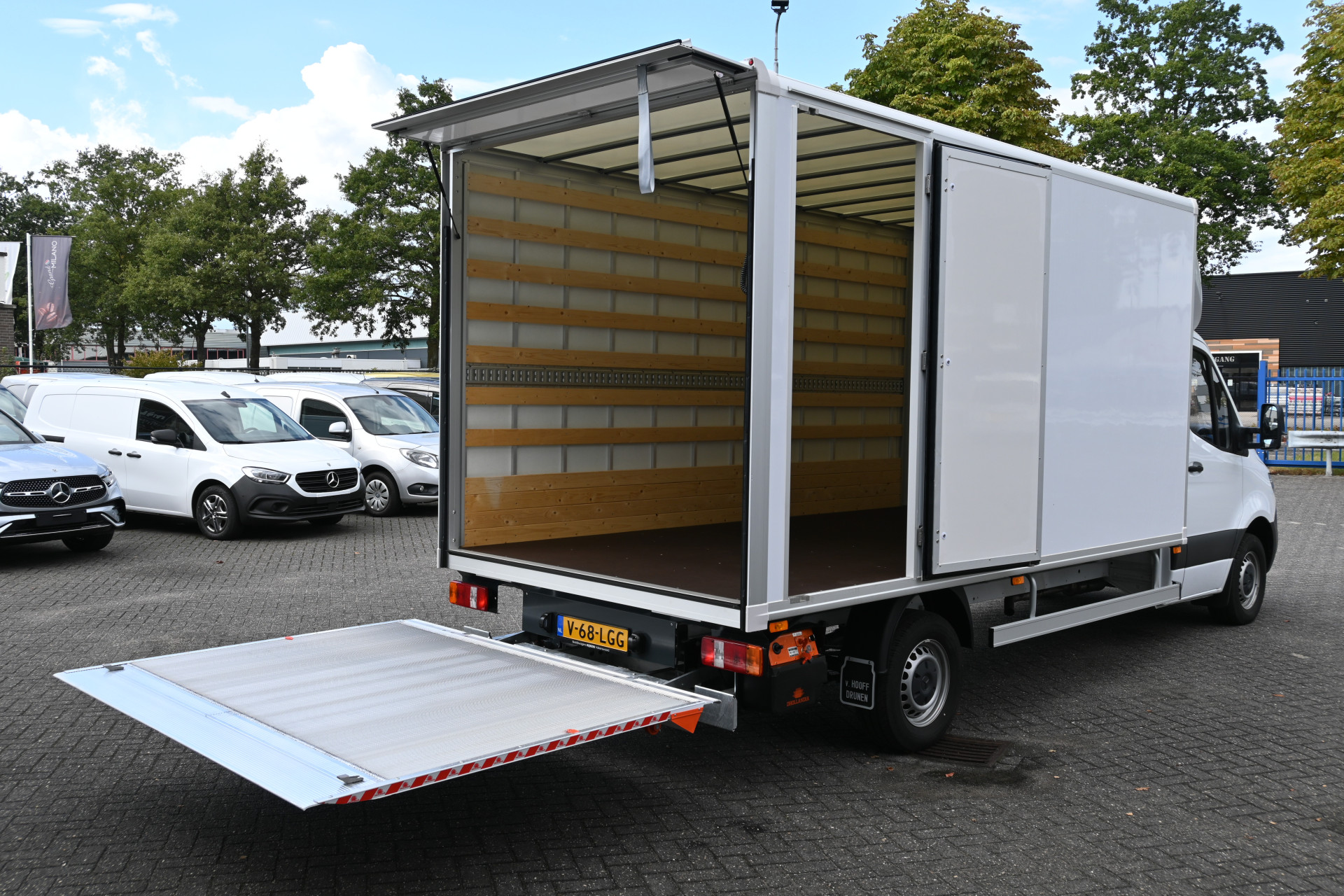 47617094-2.jpg