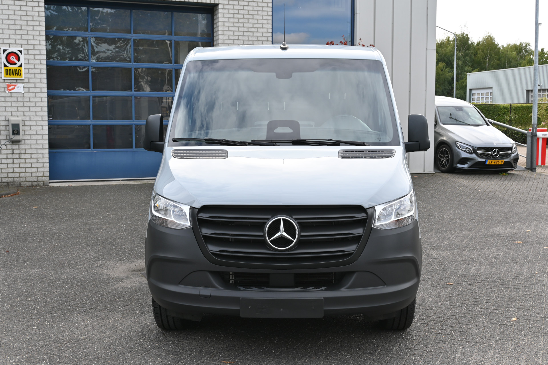 47872533-2.jpg