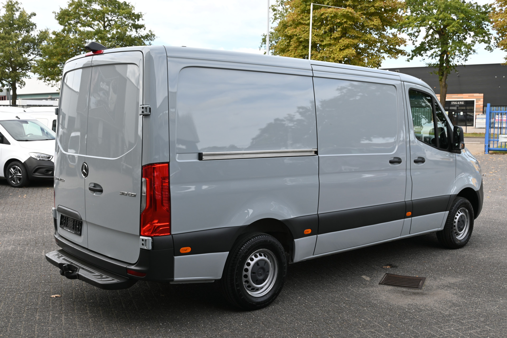 47872533-3.jpg