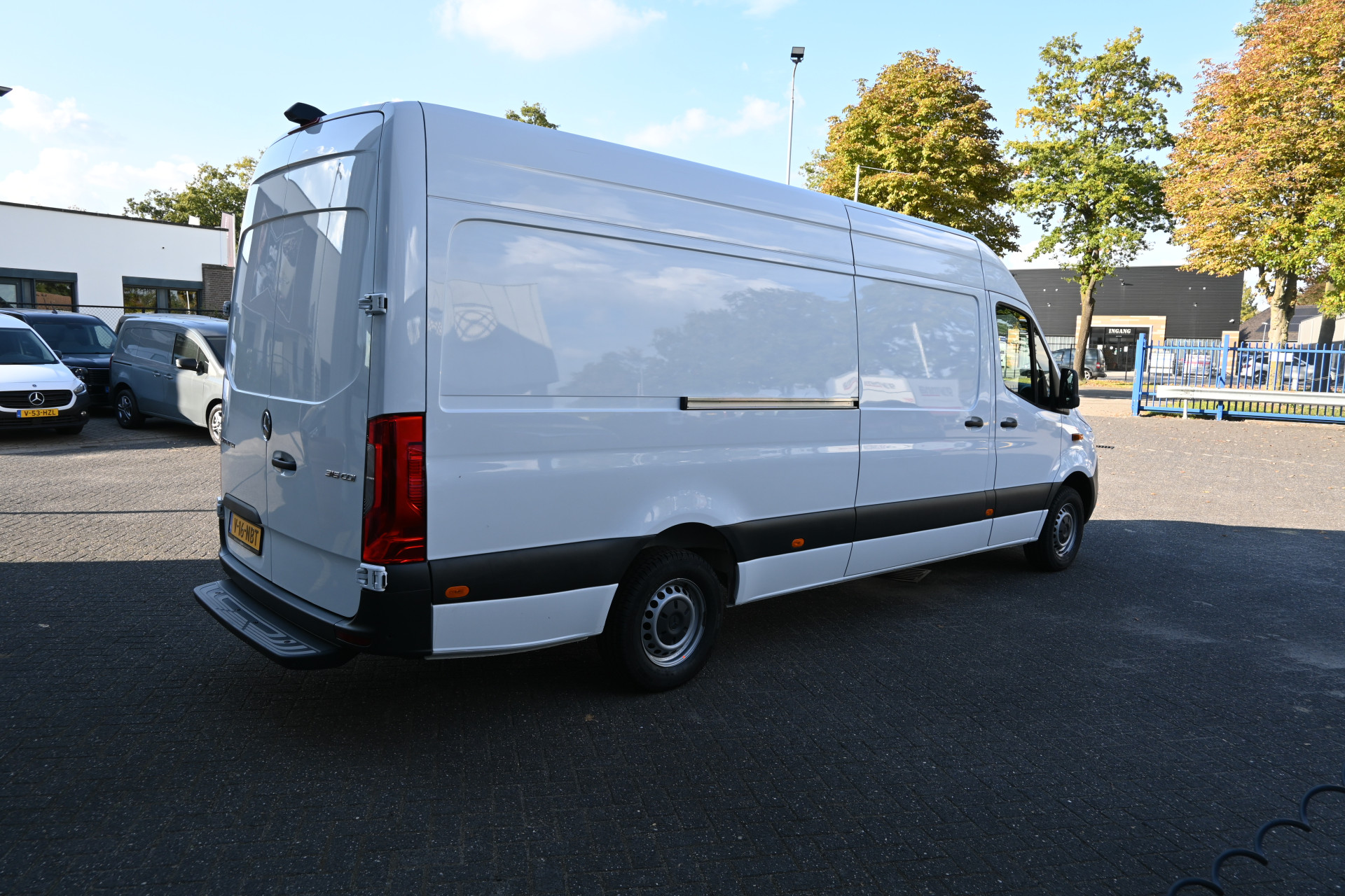 48031987-3.jpg