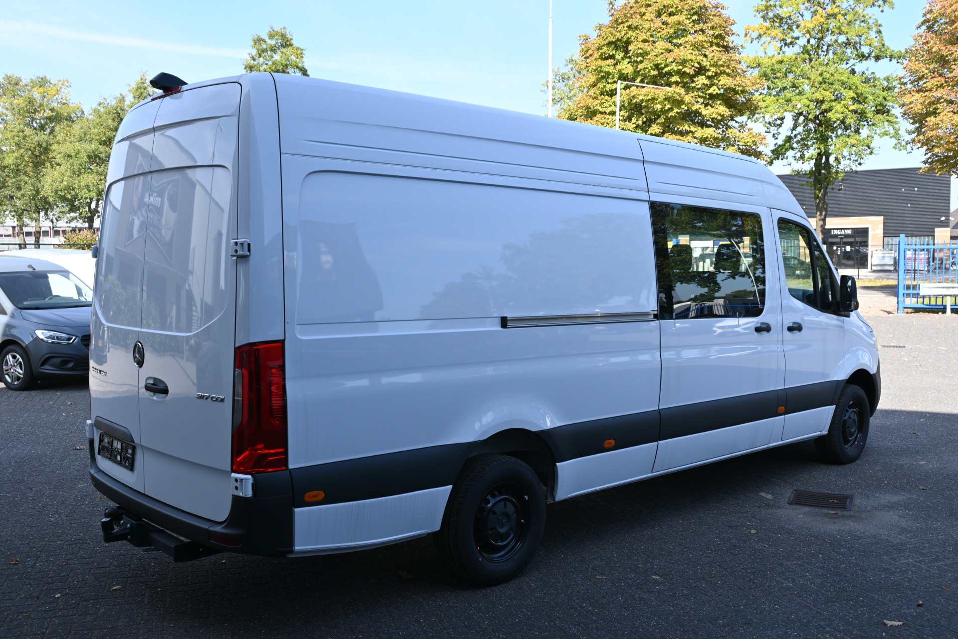 48032203-2.jpg