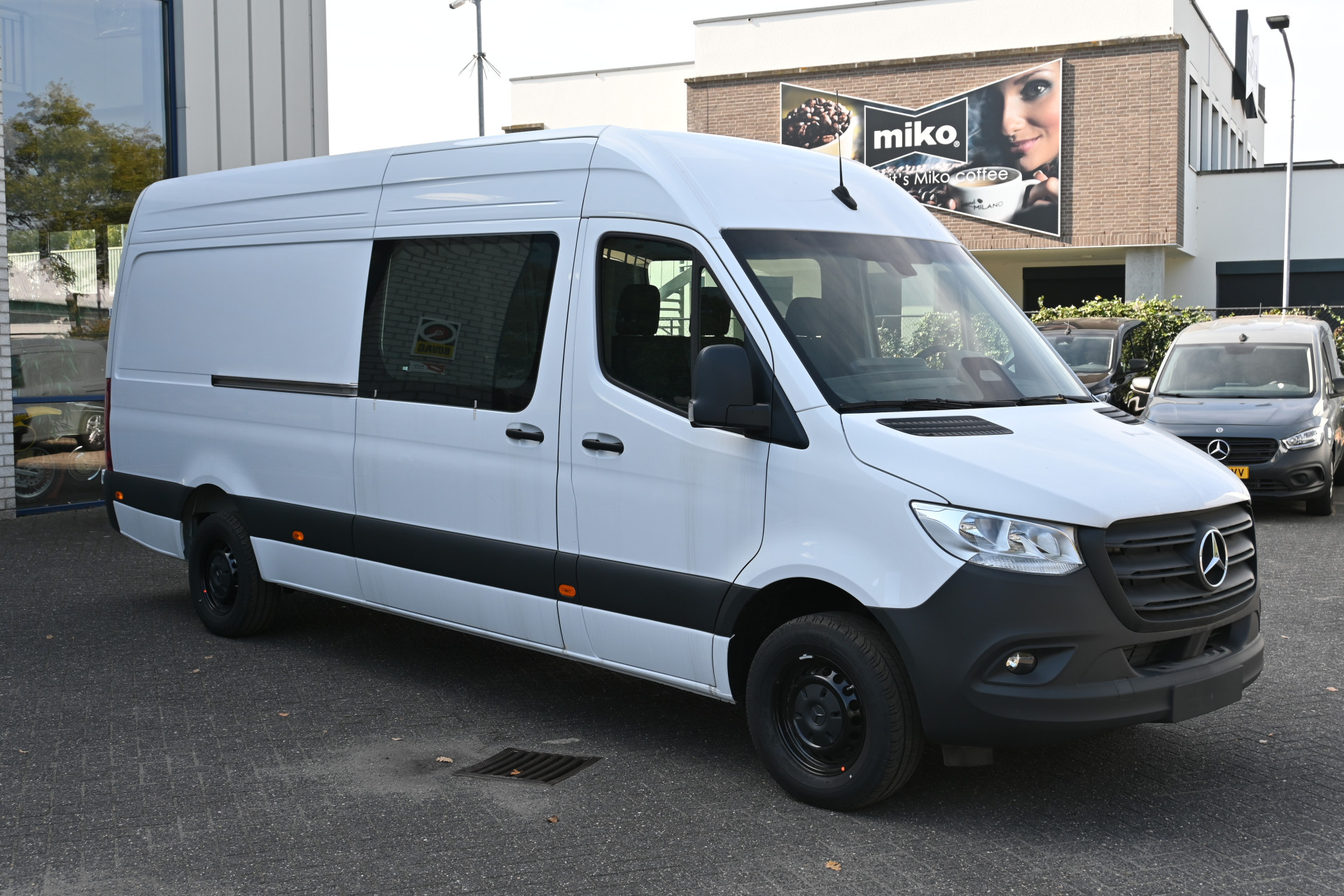 48032316-2.jpg