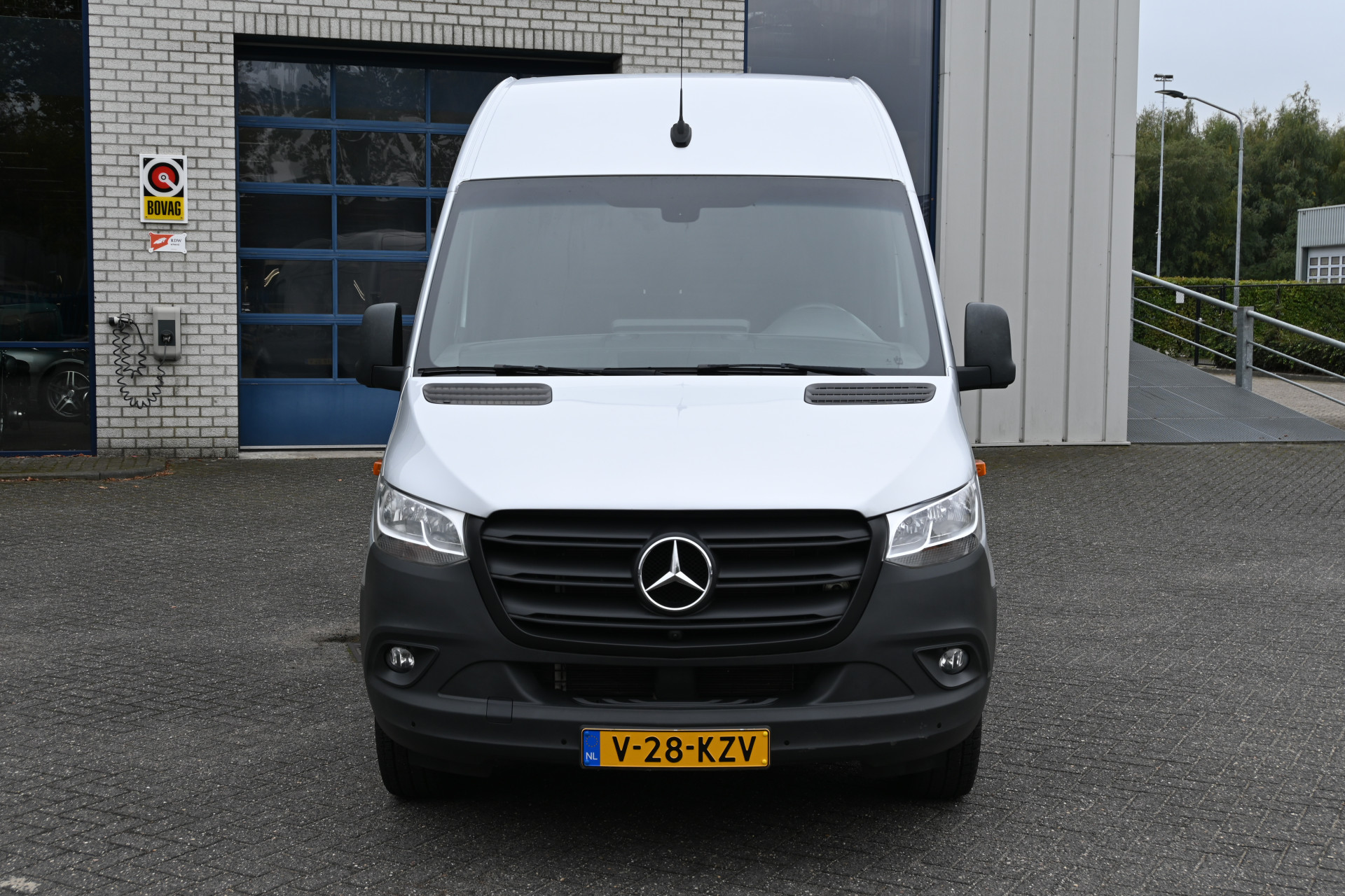48129683-1.jpg