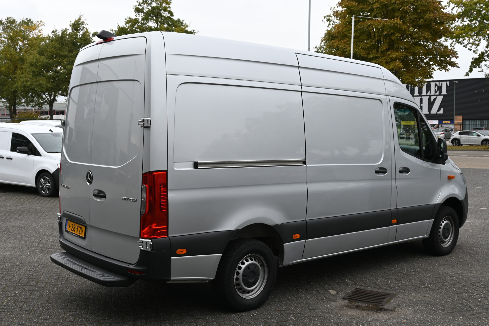 48129683-2.jpg