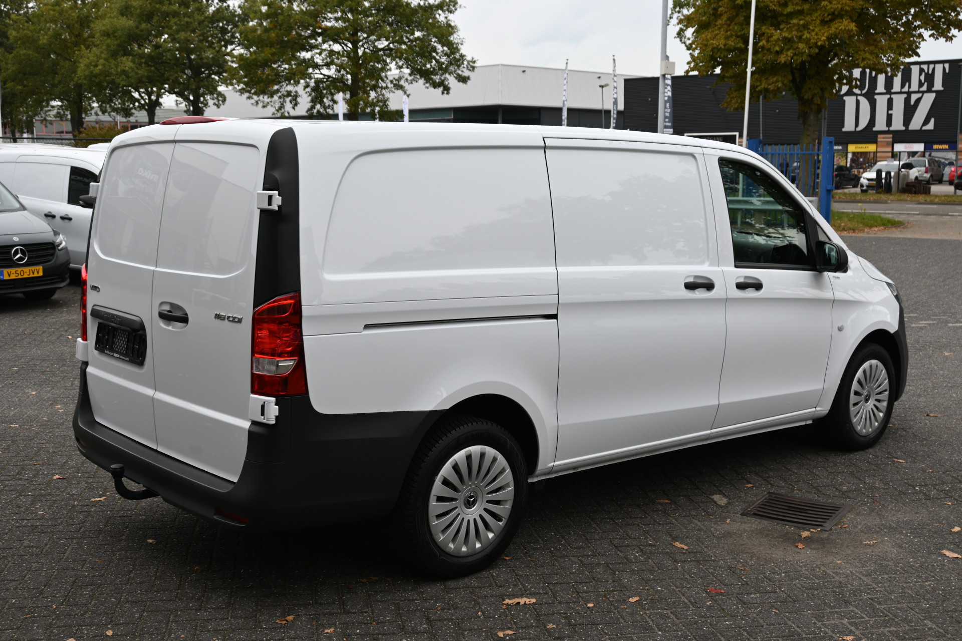 48142350-2.jpg