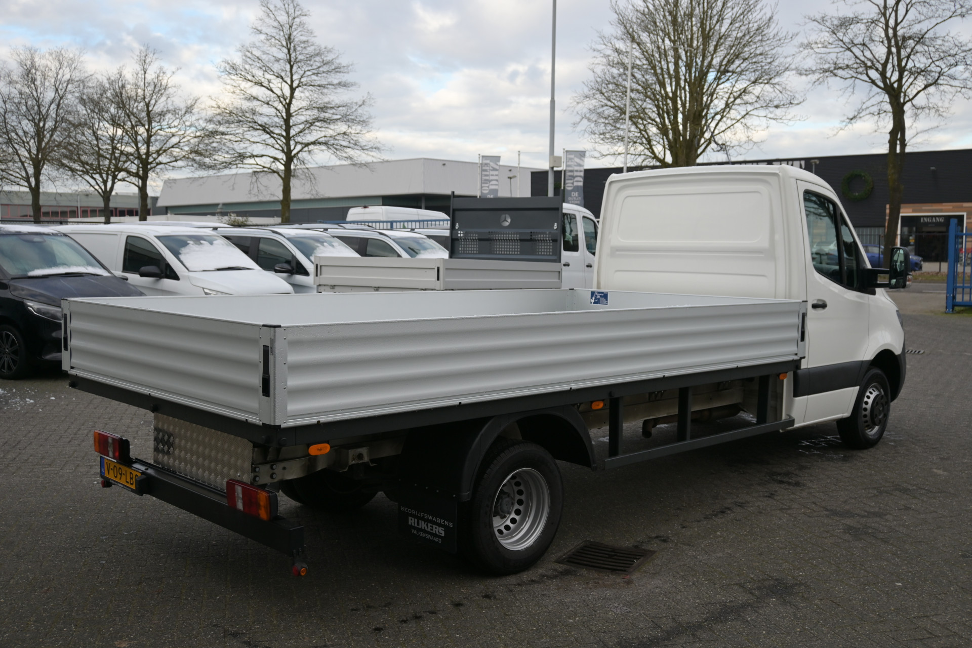 48183588-2.jpg