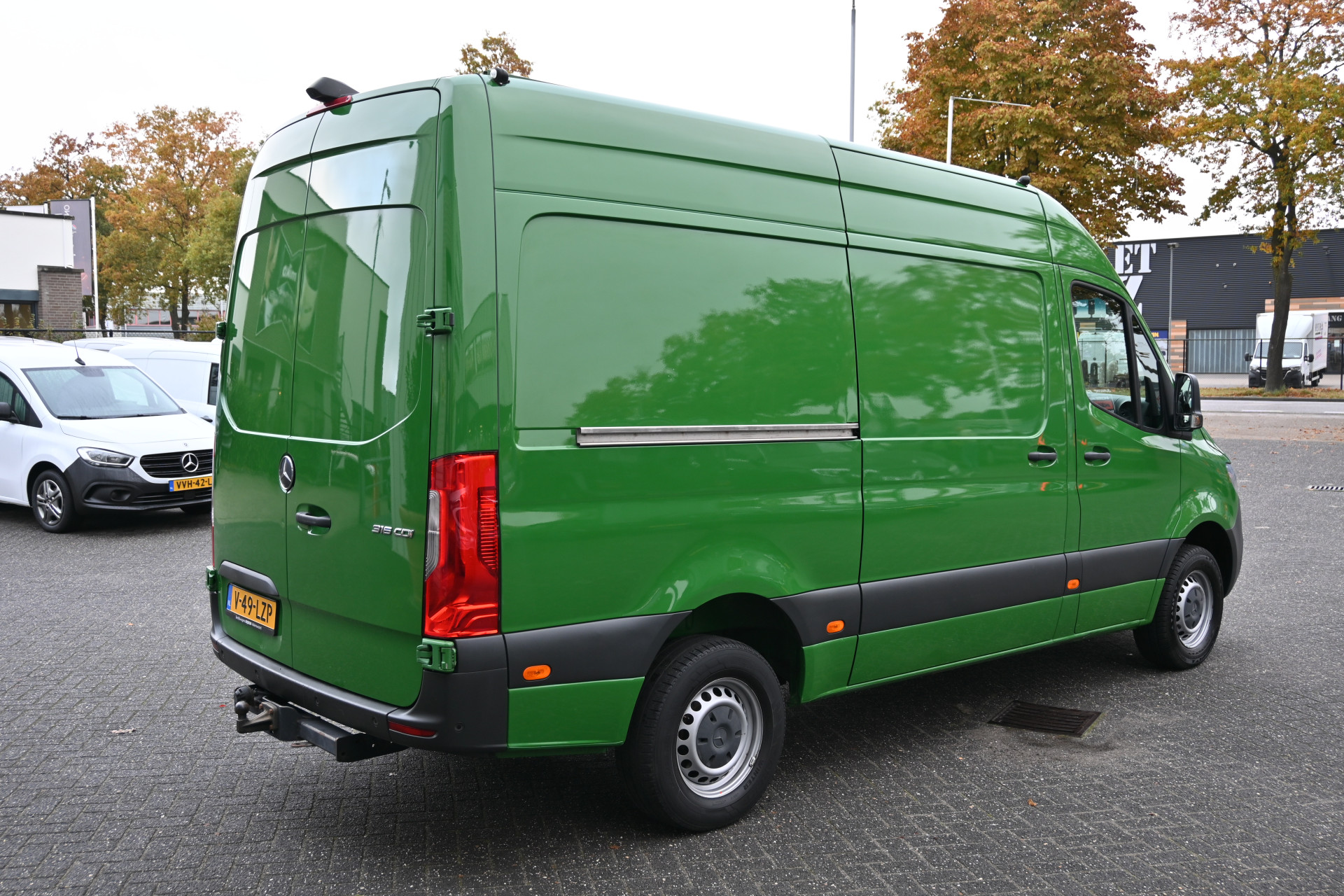 48340360-2.jpg