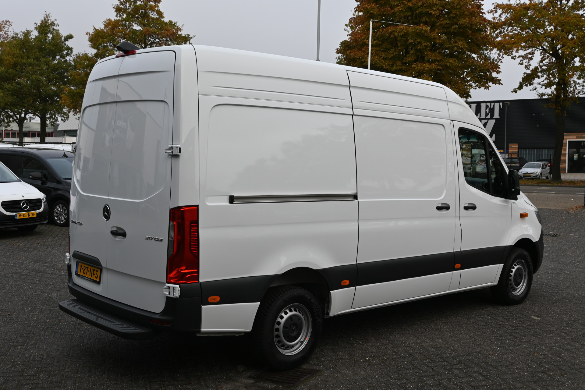 48407651-2.jpg