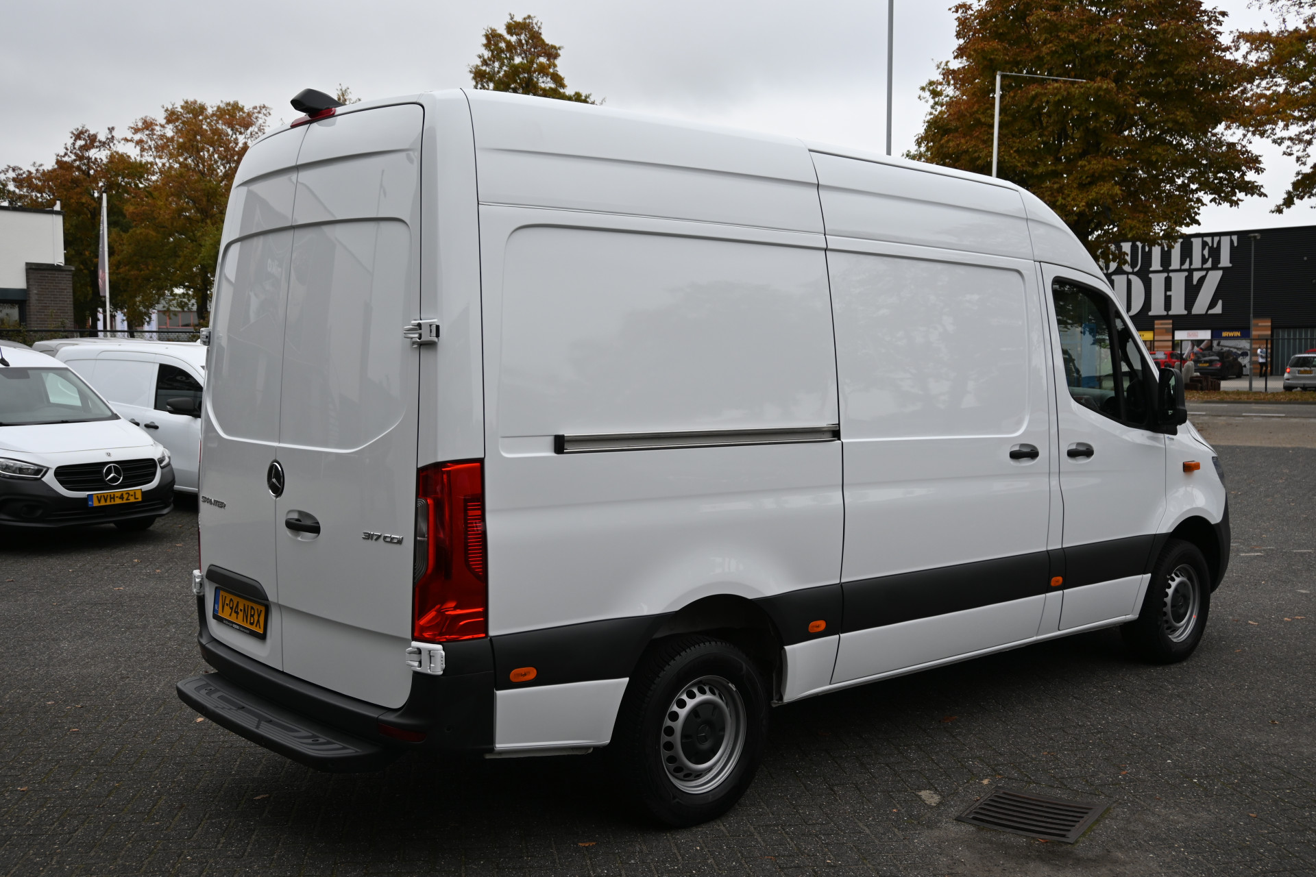 48416178-2.jpg